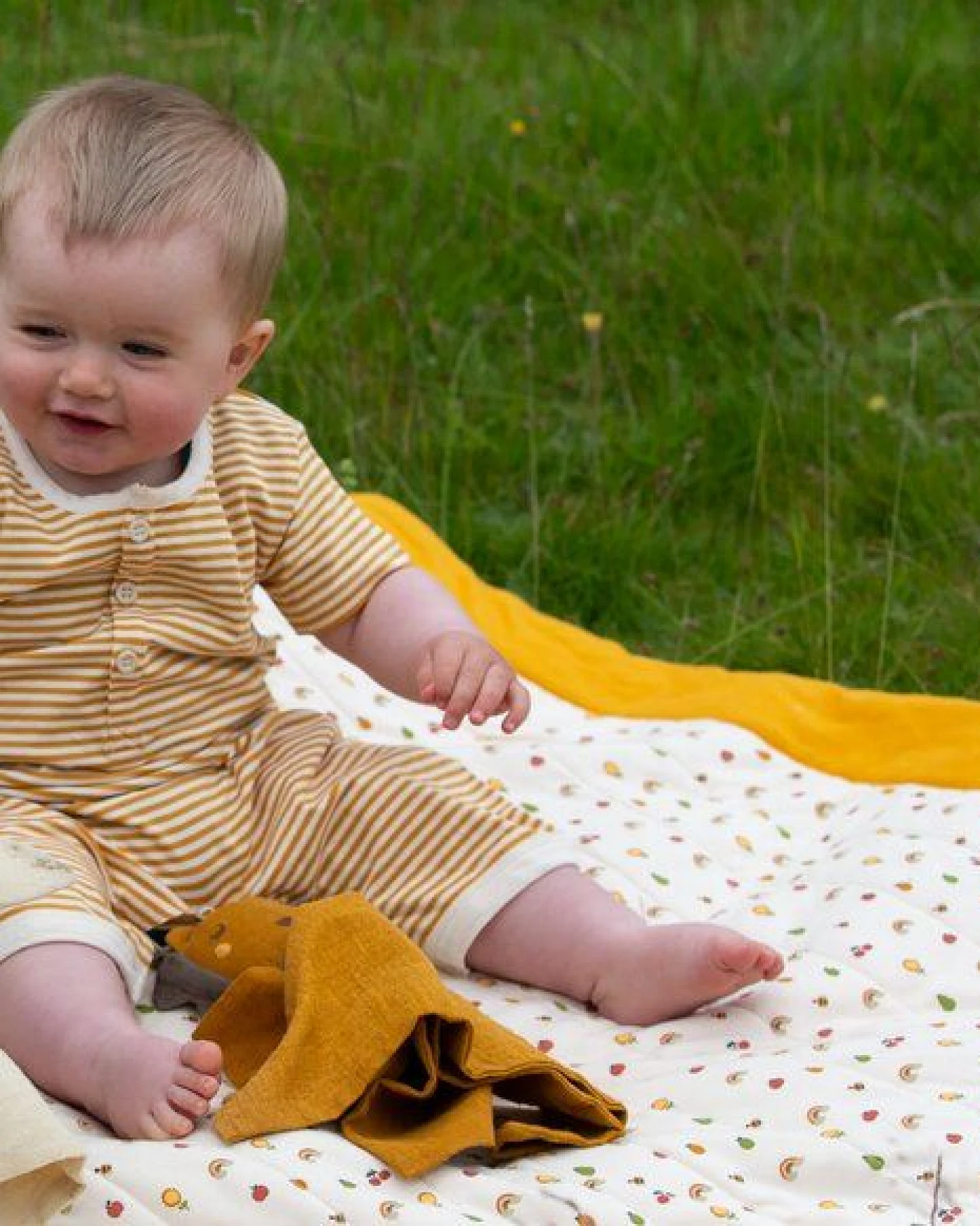 Little Green Radicals Baby Sommerstrampler mit gelben Streifen – Fairtrade & GOTS-zertifiziert – Ansicht 2