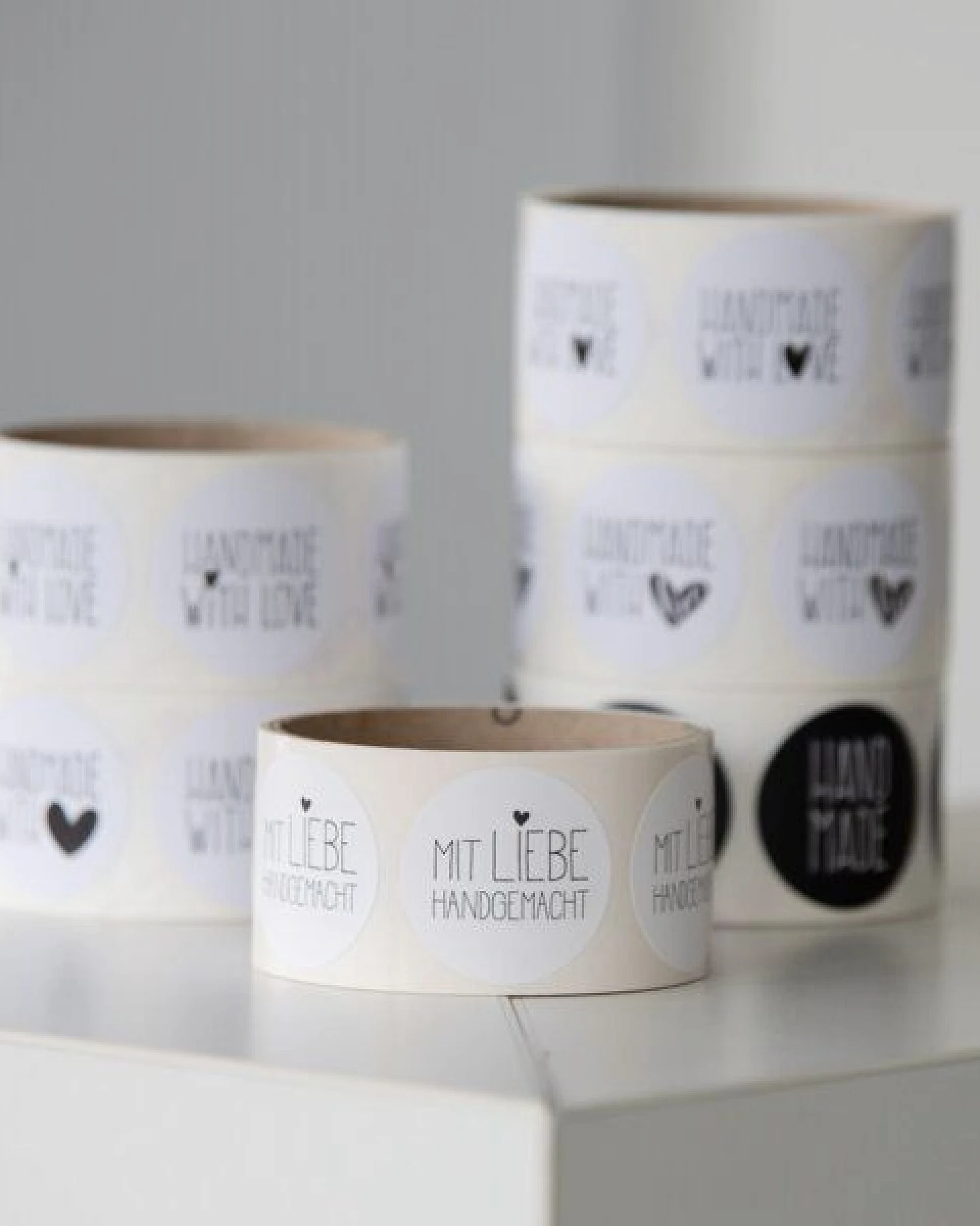 Fines Papeterie 50 Aufkleber * Handmade with Love * verschiedene Motive * 4cm rund * auf Rolle * Naturpapier – Ansicht 2