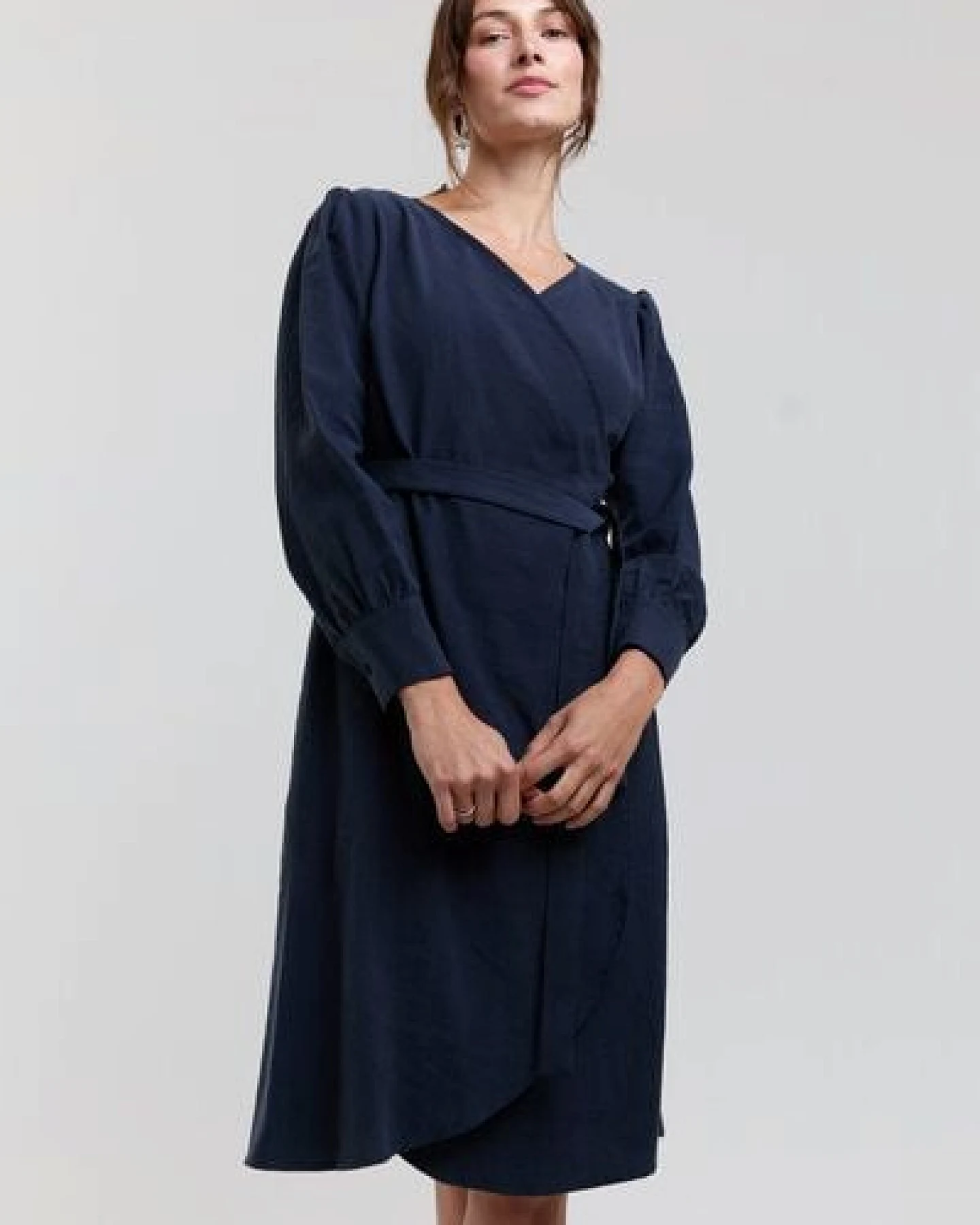 AYANI Sophie Wickelkleid aus TENCEL – Ansicht 2
