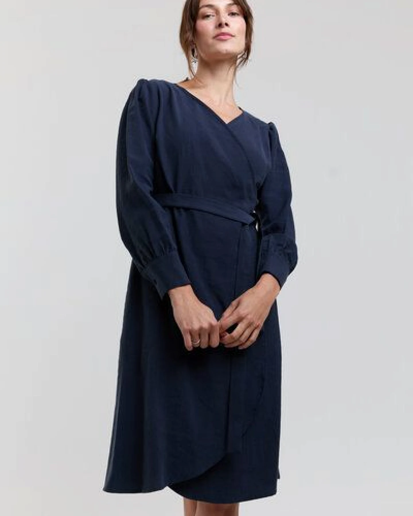 AYANI Sophie Wickelkleid aus TENCEL – Ansicht 2