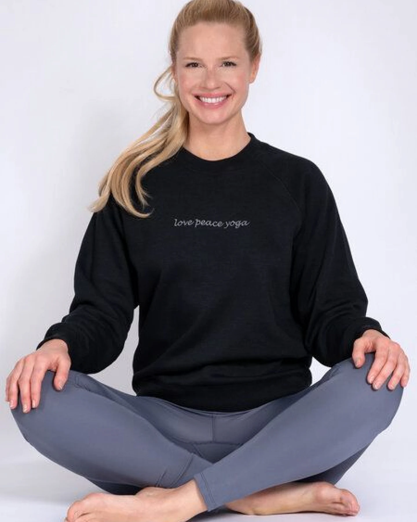 Magadi Damen Sweater BELLA mit Love- Peace- Yoga aus Sweat-Stoff – Ansicht 4