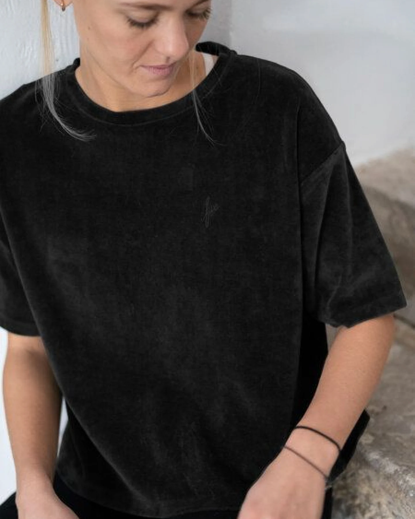 FUXBAU Frauen Cropped Samt T-Shirt – Ansicht 3