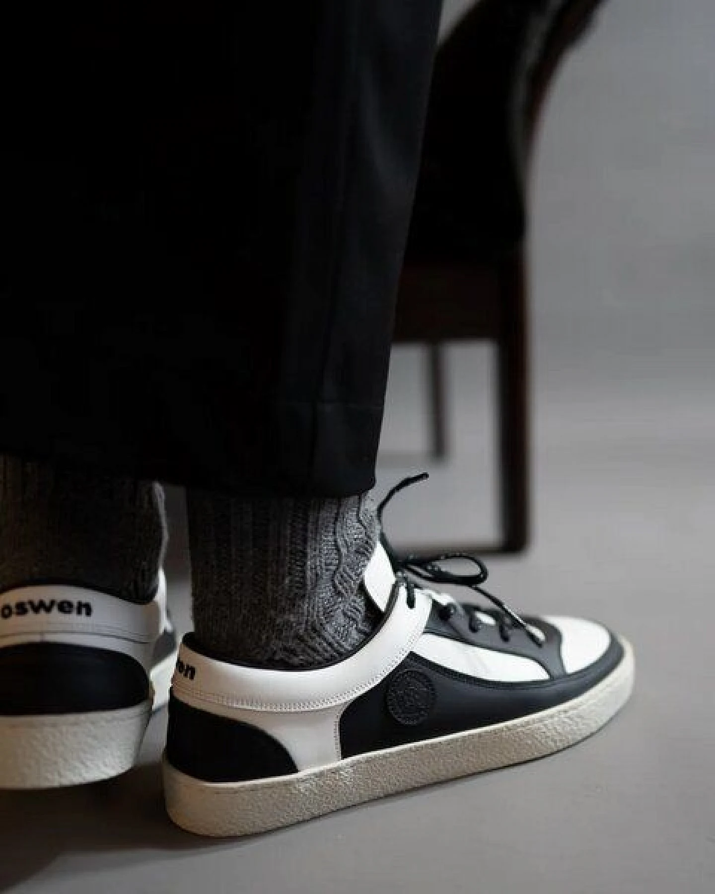 OSWEN Eleganter Sneaker aus Leder in schwarz weiß mit Naturkautschuklaufsohle – Ansicht 2