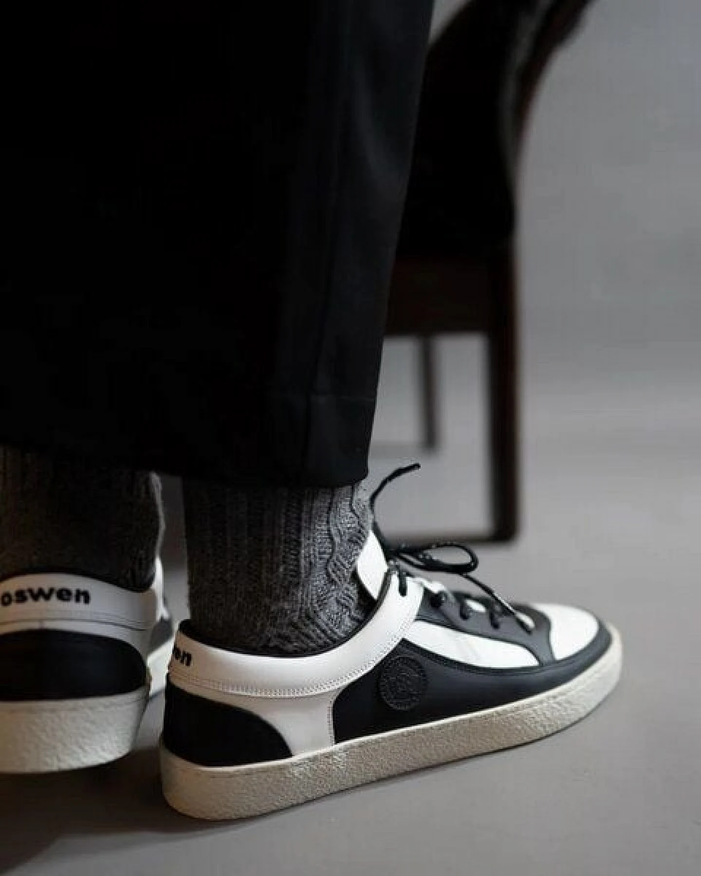 OSWEN Eleganter Sneaker aus Leder in schwarz weiß mit Naturkautschuklaufsohle – Ansicht 2