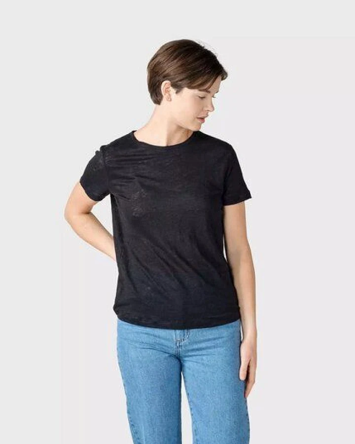 Klitmøller Collective Leinen T-shirt Modell: Rikke