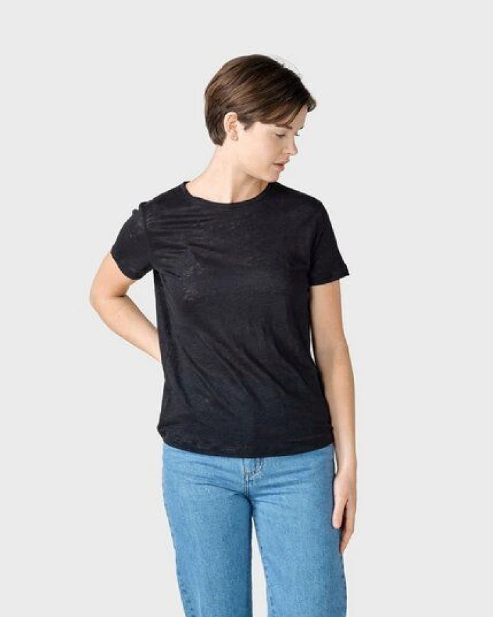 Klitmøller Collective Leinen T-shirt Modell: Rikke