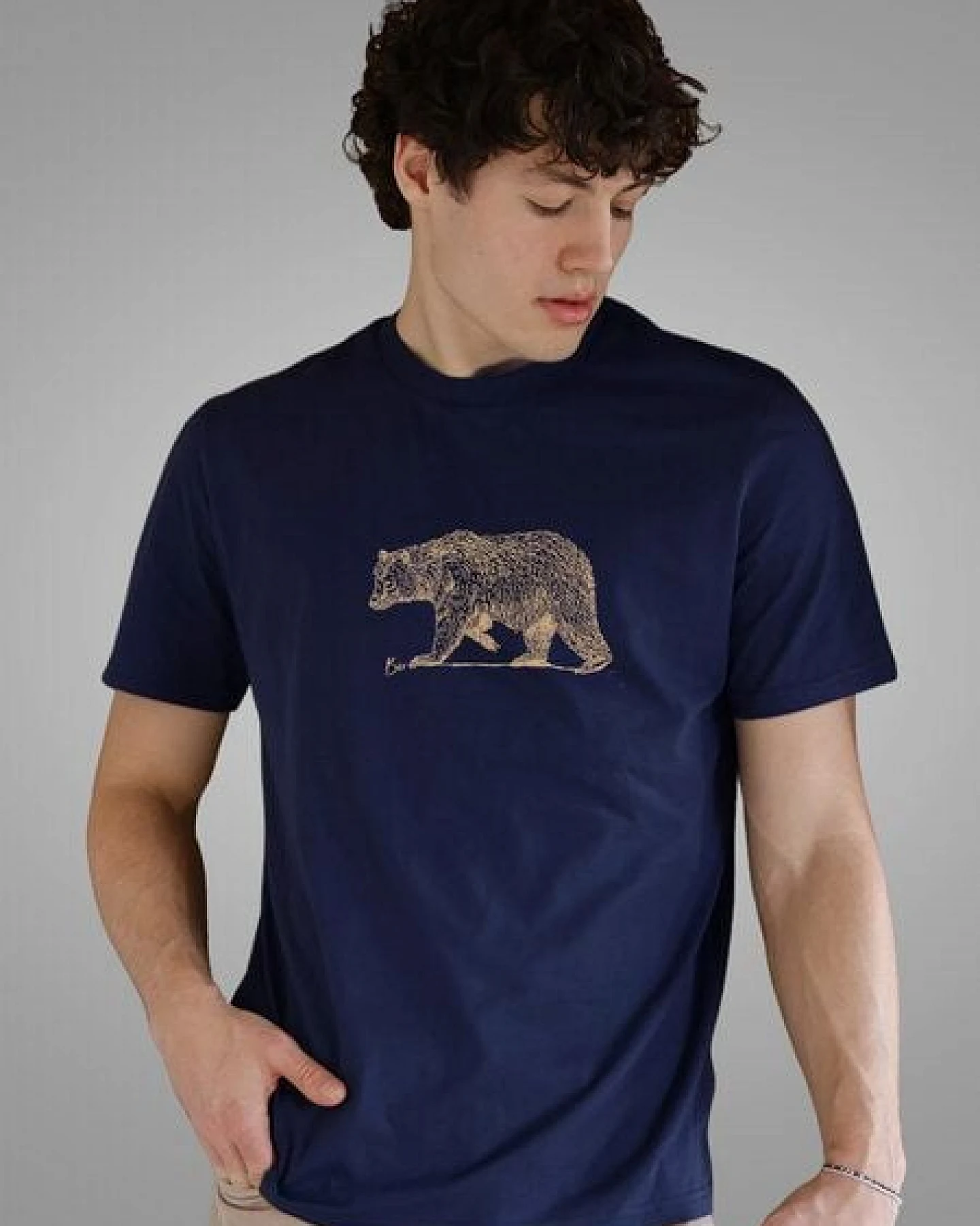 Kultgut Artdesign - Biofair - Leichtes Basic-Shirt / Golden Bär – Ansicht 2