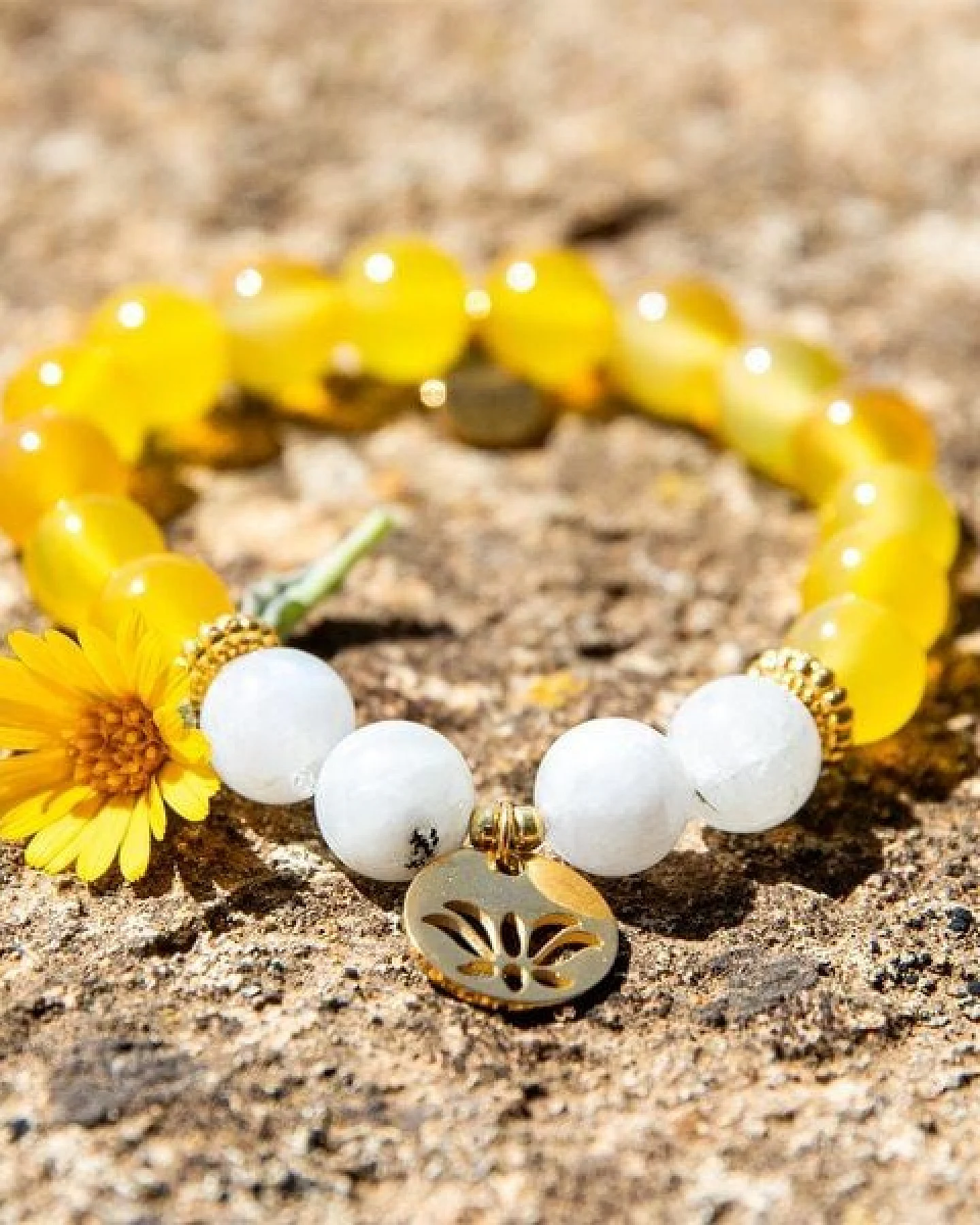 Divasya Armband "Golden Lotus" aus echten Natursteinen bzw. Halbedelsteinen – Ansicht 2
