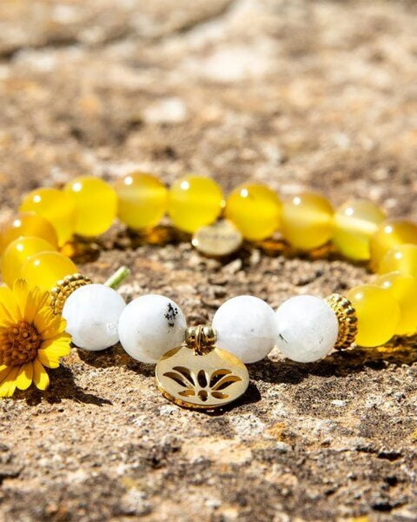 Divasya Armband "Golden Lotus" aus echten Natursteinen bzw. Halbedelsteinen – Ansicht 4