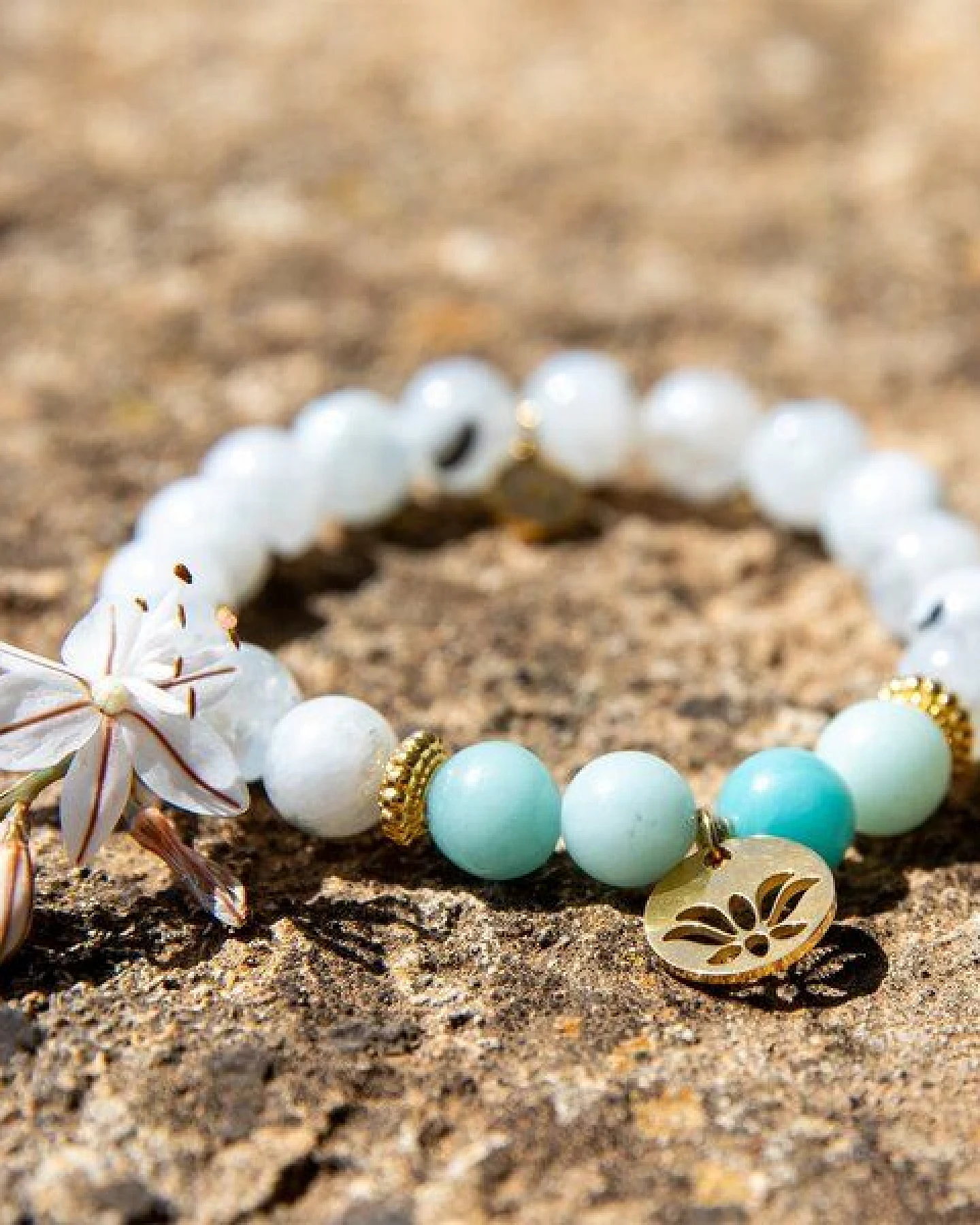 Divasya Armband "Golden Lotus" aus echten Natursteinen bzw. Halbedelsteinen – Ansicht 2