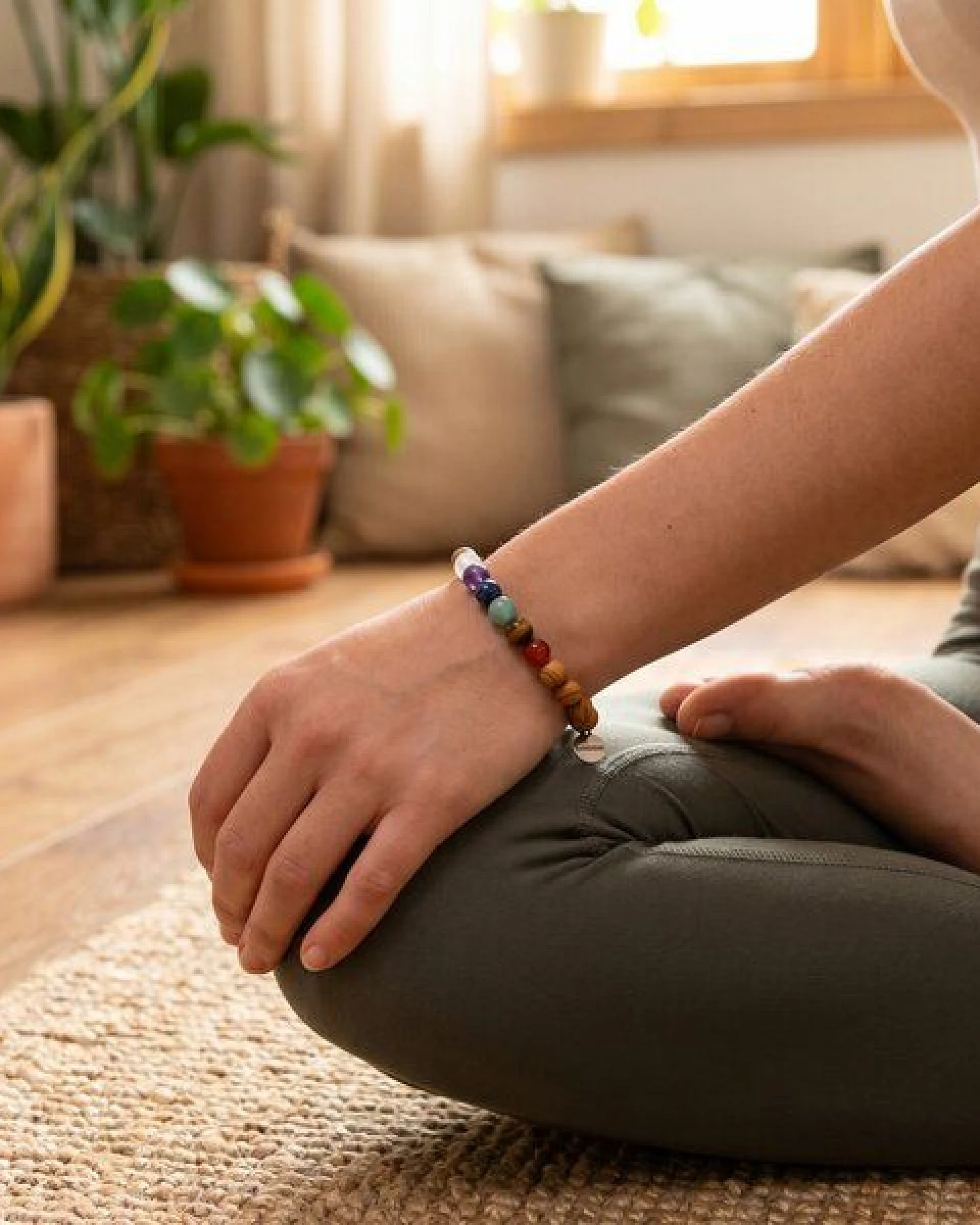 Divasya Minimalistisches 7 Chakren Armband mit Edelsteinen & Sandelholz – Ansicht 2