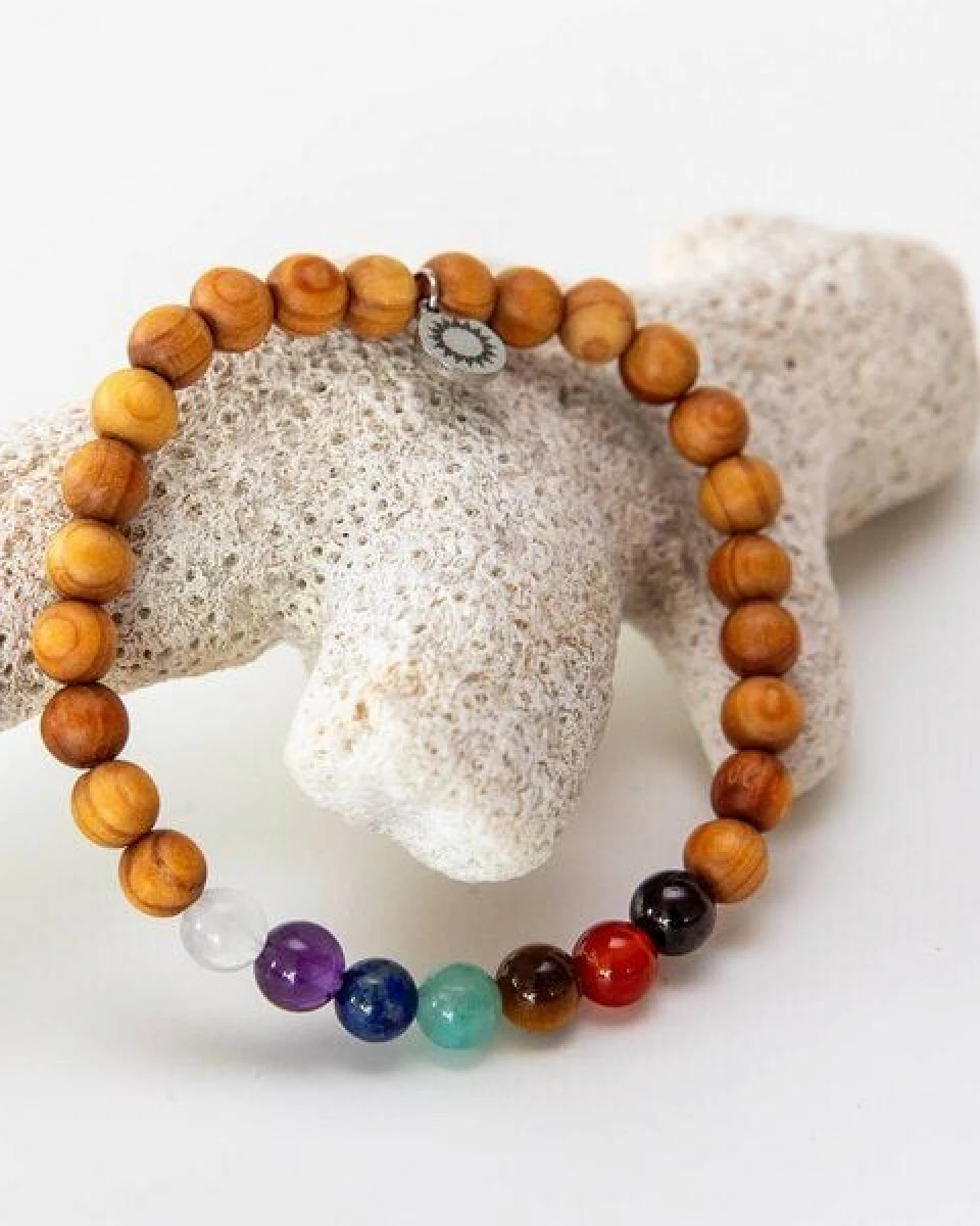 Divasya Minimalistisches 7 Chakren Armband mit Edelsteinen & Sandelholz – Ansicht 4