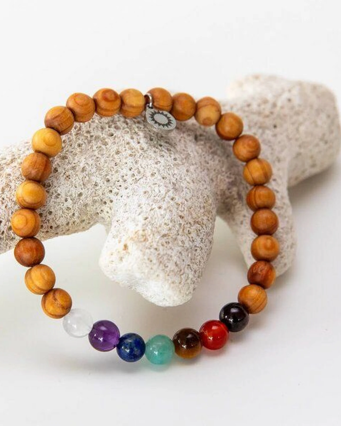 Divasya Minimalistisches 7 Chakren Armband mit Edelsteinen & Sandelholz – Ansicht 4