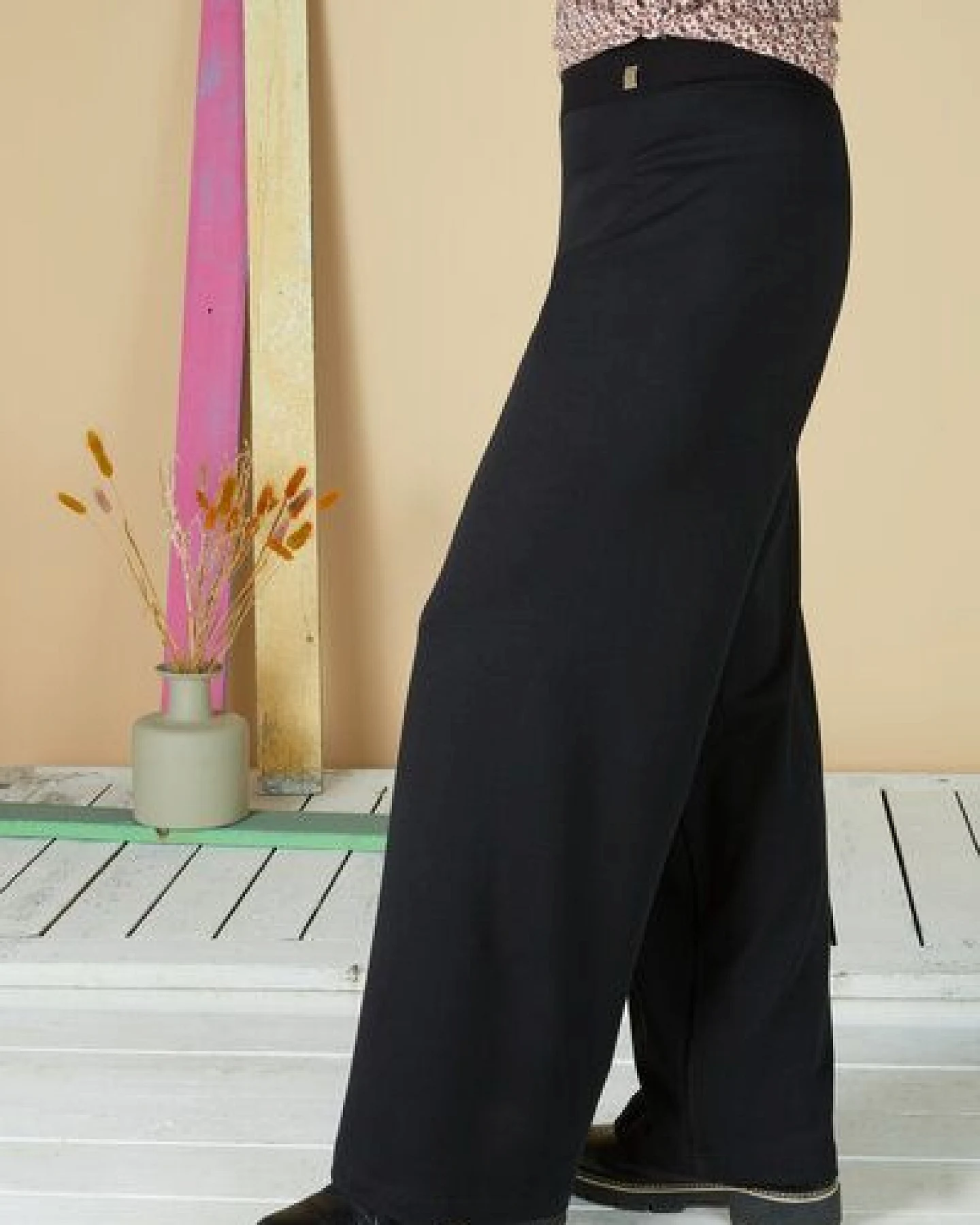 La Gitana Stylische Hose „Cloe“ aus Bio Baumjersey Interlock , Passform: elegant und lässig in weitem Marlene Stil – Ansicht 2