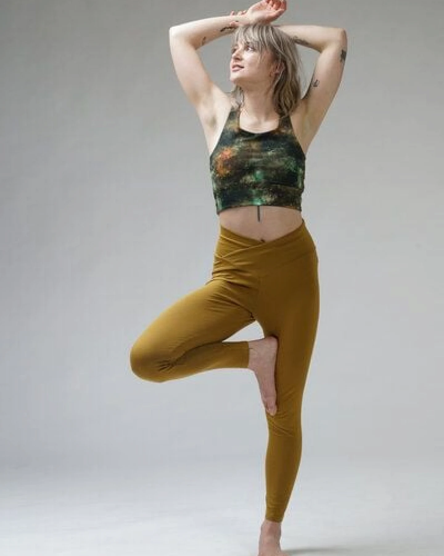 YogiLiebe Yoga Legging "Maitri" aus zertifizierter Bio-Baumwolle mit V high waist Bund – Ansicht 2