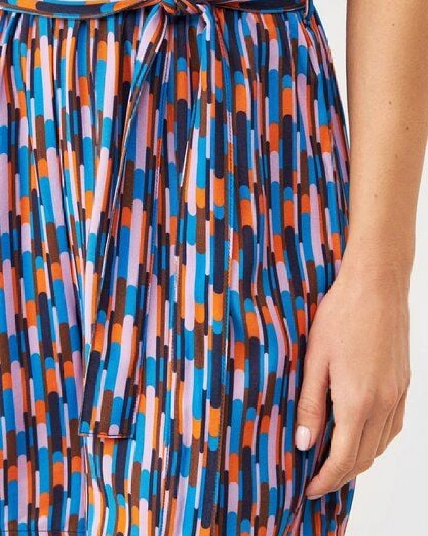 Givn Berlin Taillierter Jumpsuit GBCASSIE aus LENZING ECOVERO mit Gürtel - Blue / Orange (Drops) – Ansicht 4
