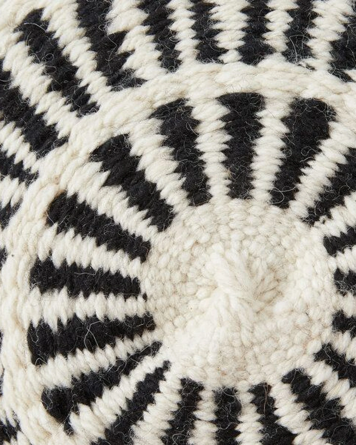 By Native Kissen Salta Large, 100% Schurwolle, mulesingfrei, Naturweiß & Schwarz – Ansicht 3