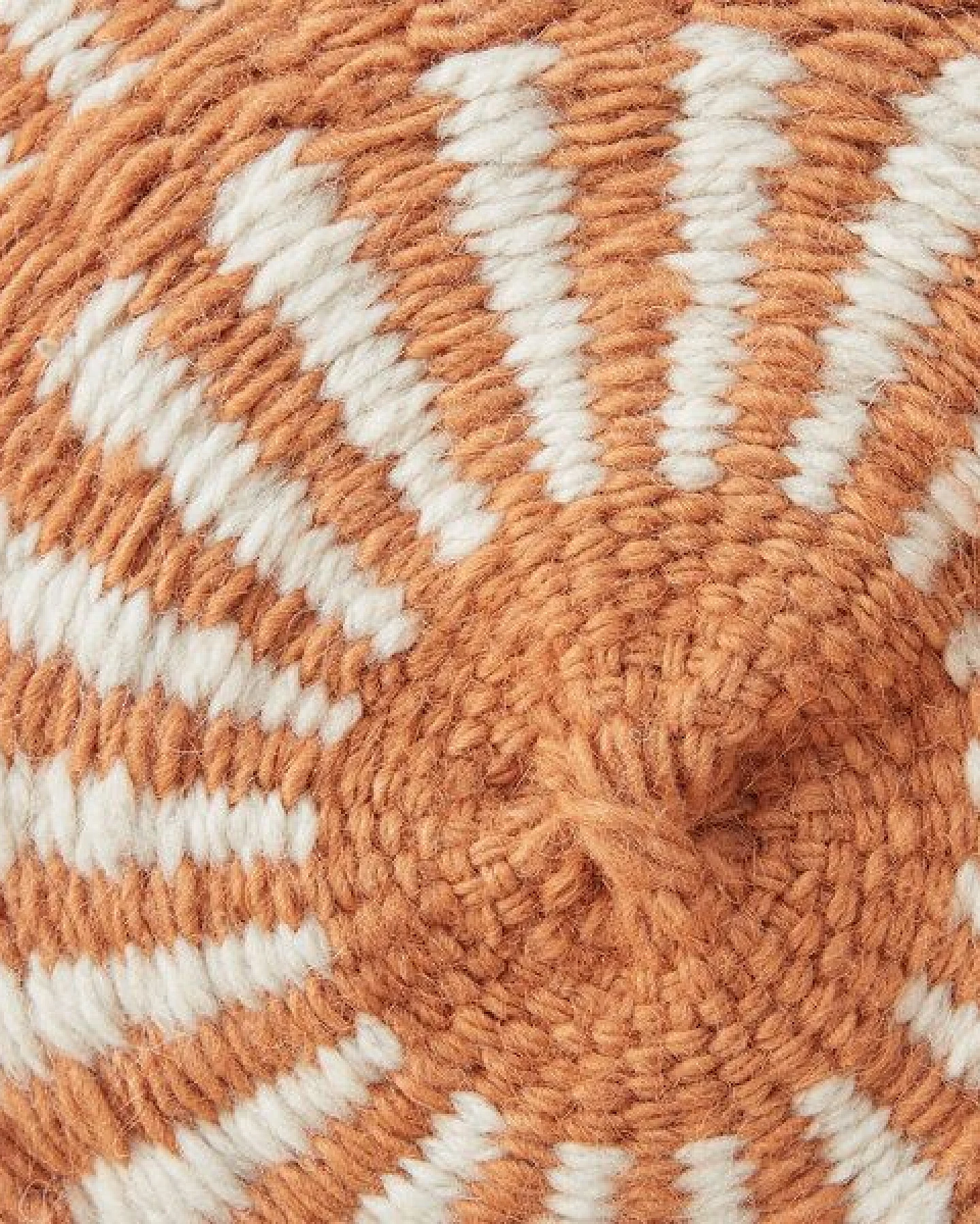 By Native Kissen Salta Large, 100% Schurwolle, mulesingfrei, Naturweiß & Orange – Ansicht 3