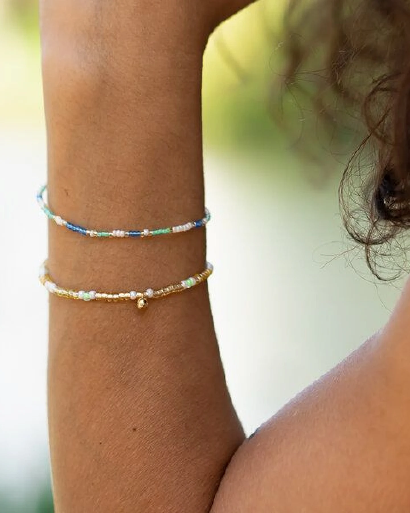 juni Armbänder Set "Malibu Ocean" mit Goldkugel Anhänger - handgemacht in Deutschland – Ansicht 2