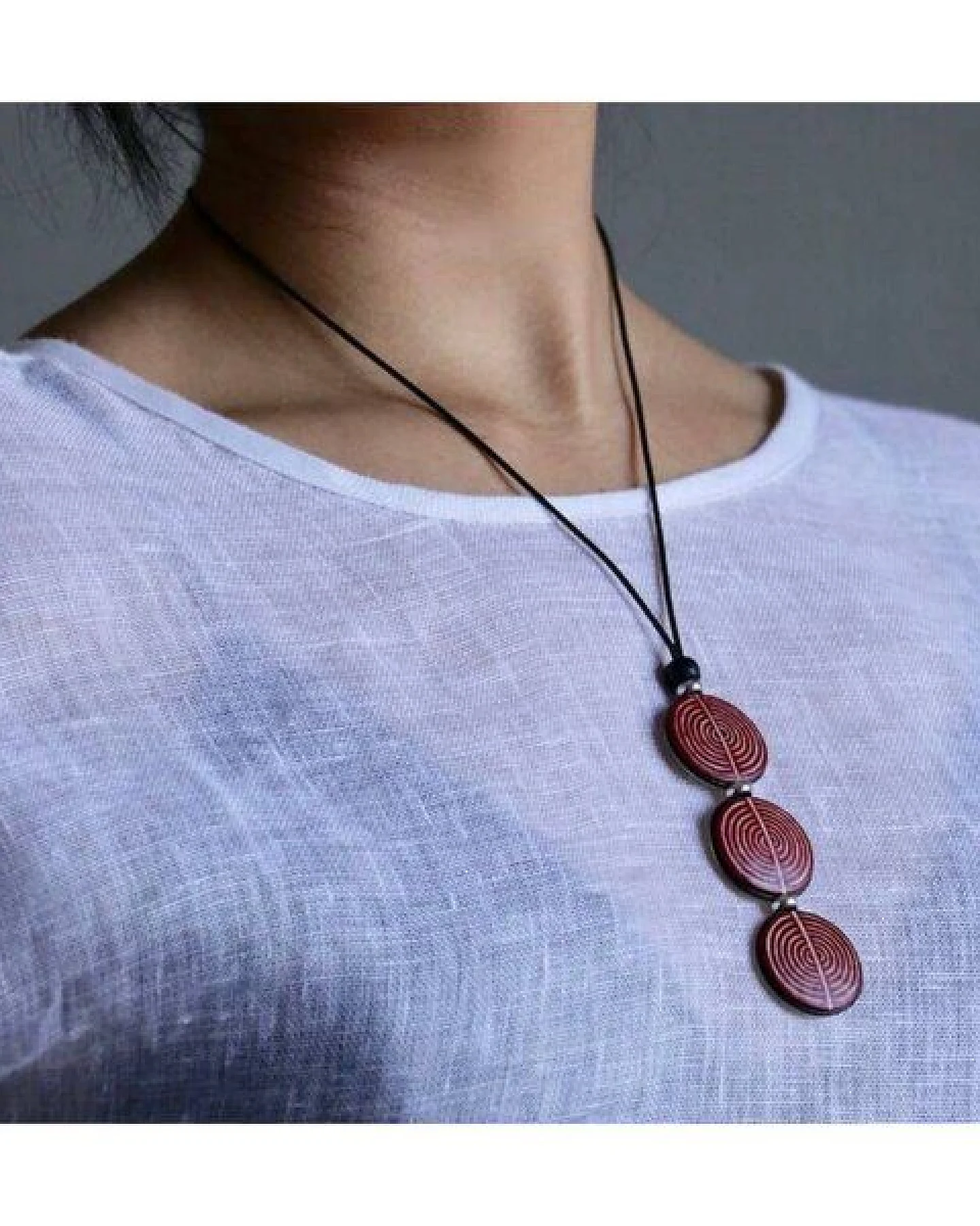 Mambu Design Upcycling Halskette - Triple Linear Circles Red - Women - Straußeneischmuck – Ansicht 3