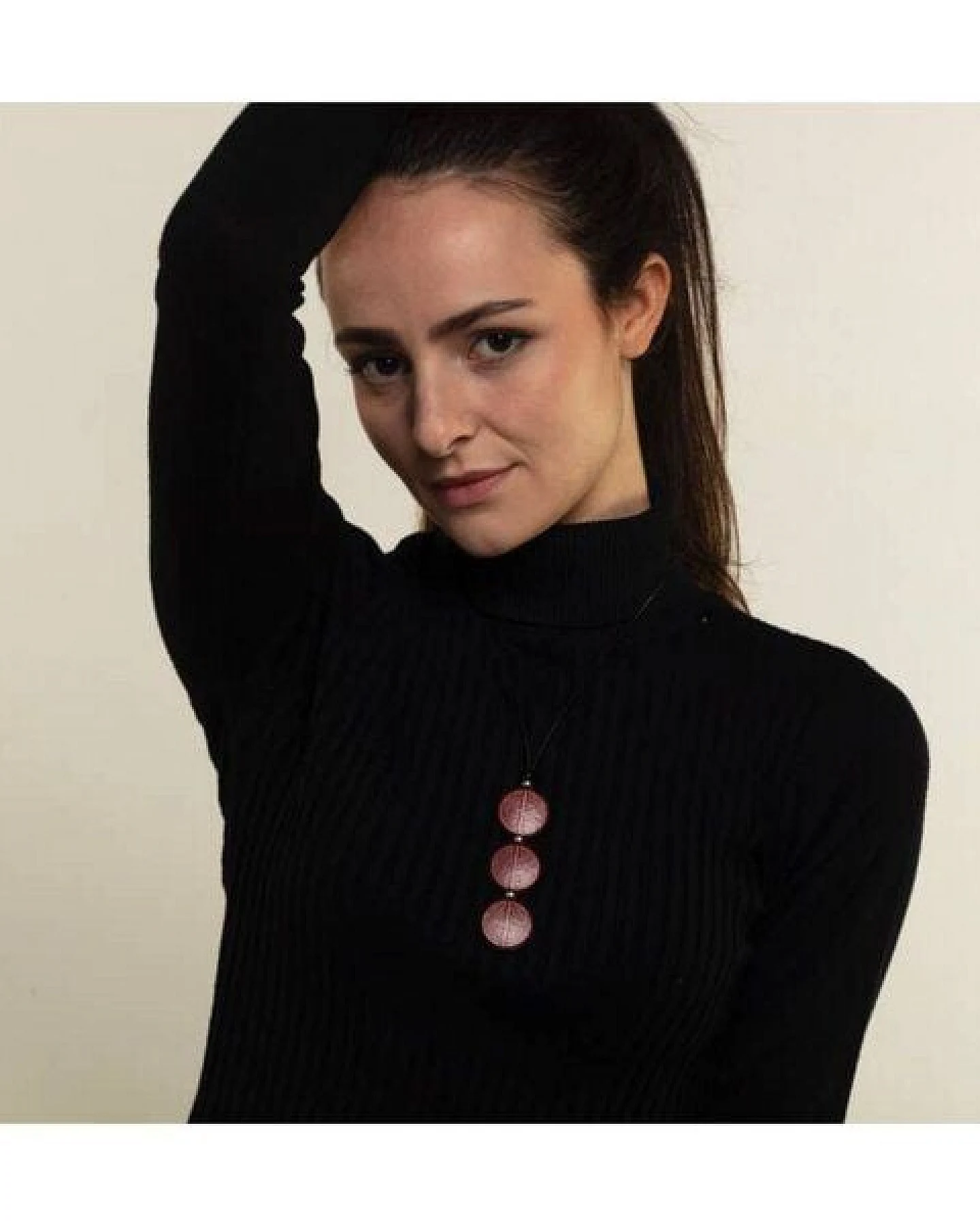 Mambu Design Upcycling Halskette - Triple Linear Circles Red - Women - Straußeneischmuck – Ansicht 4