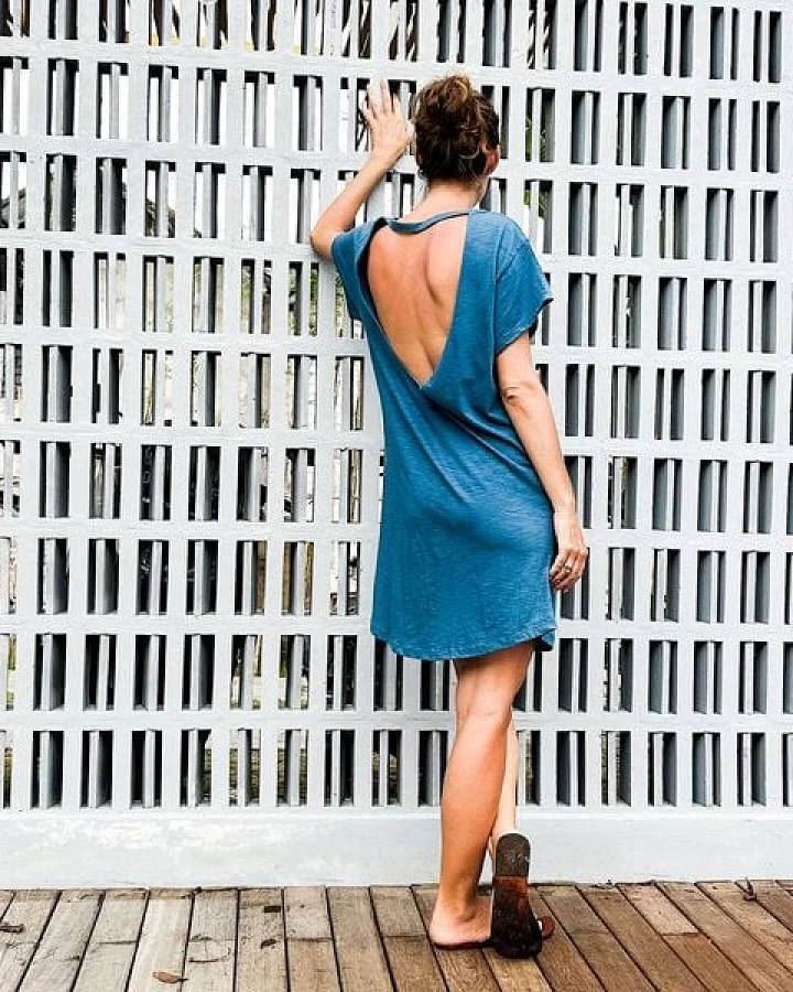The Driftwood Tales Sommerkleid in Weiß und Blau mit tiefem Rückenausschnitt aus recyceltem T-Shirt-Stoff