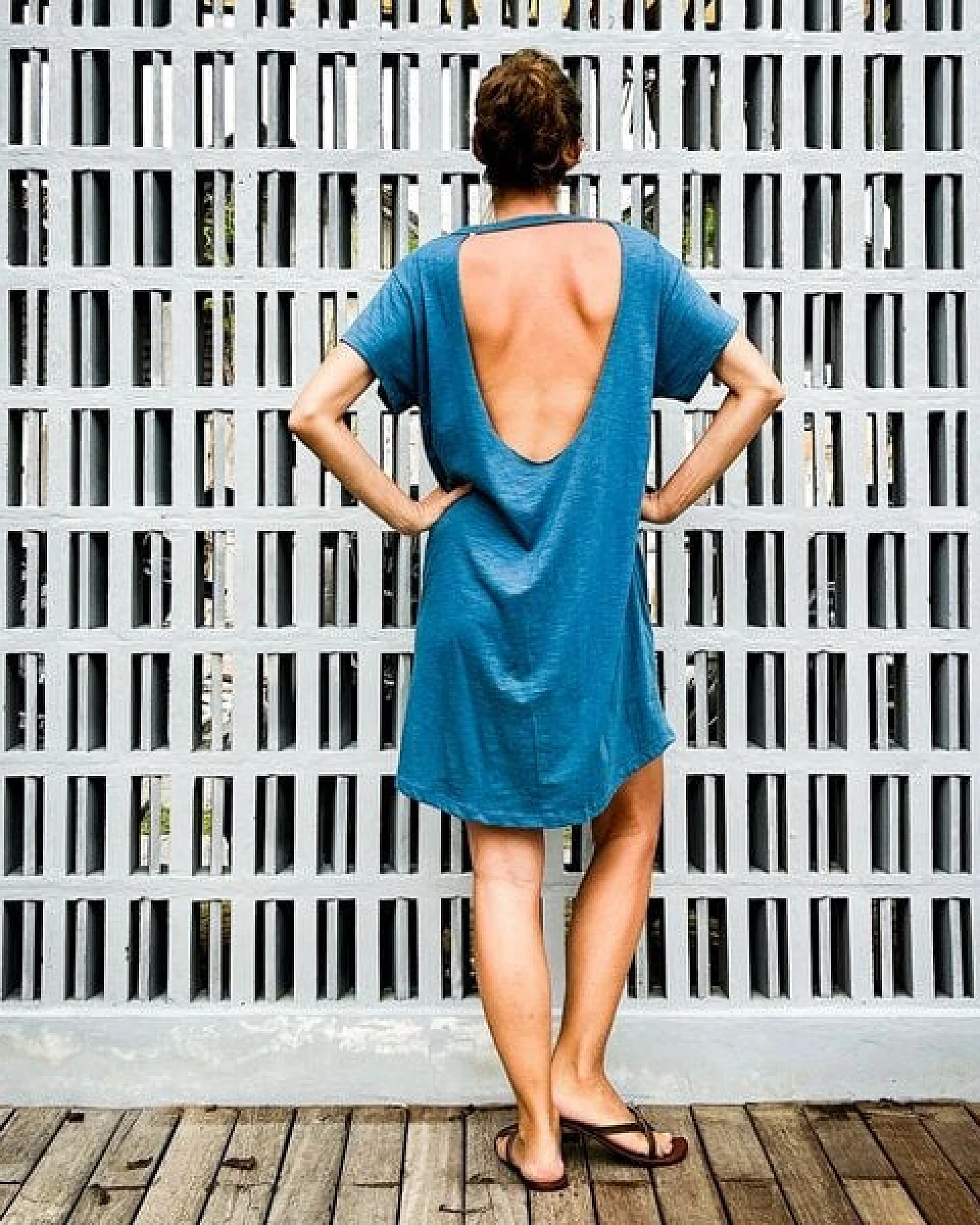 The Driftwood Tales Sommerkleid in Weiß und Blau mit tiefem Rückenausschnitt aus recyceltem T-Shirt-Stoff – Ansicht 4