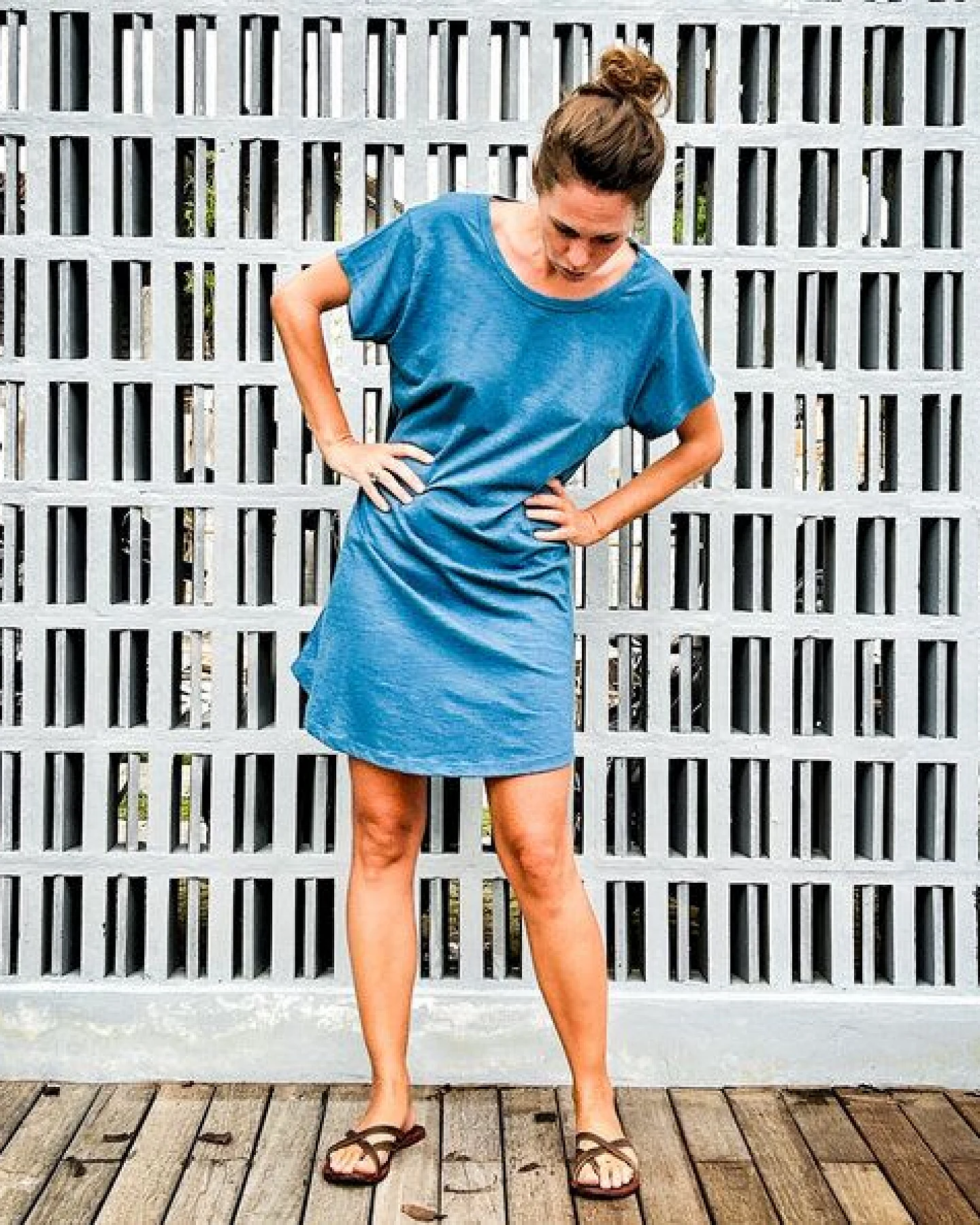 The Driftwood Tales Sommerkleid in Weiß und Blau mit tiefem Rückenausschnitt aus recyceltem T-Shirt-Stoff – Ansicht 2