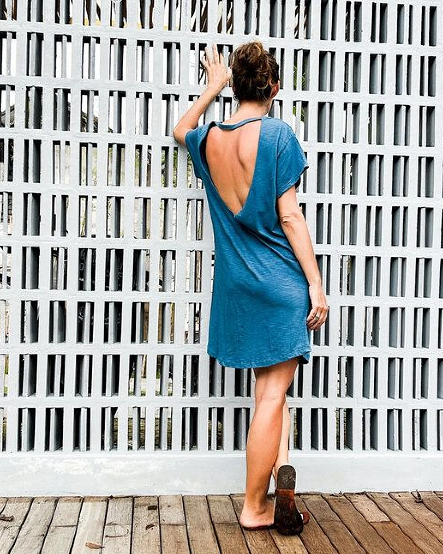 The Driftwood Tales Sommerkleid in Weiß und Blau mit tiefem Rückenausschnitt aus recyceltem T-Shirt-Stoff – Ansicht 3