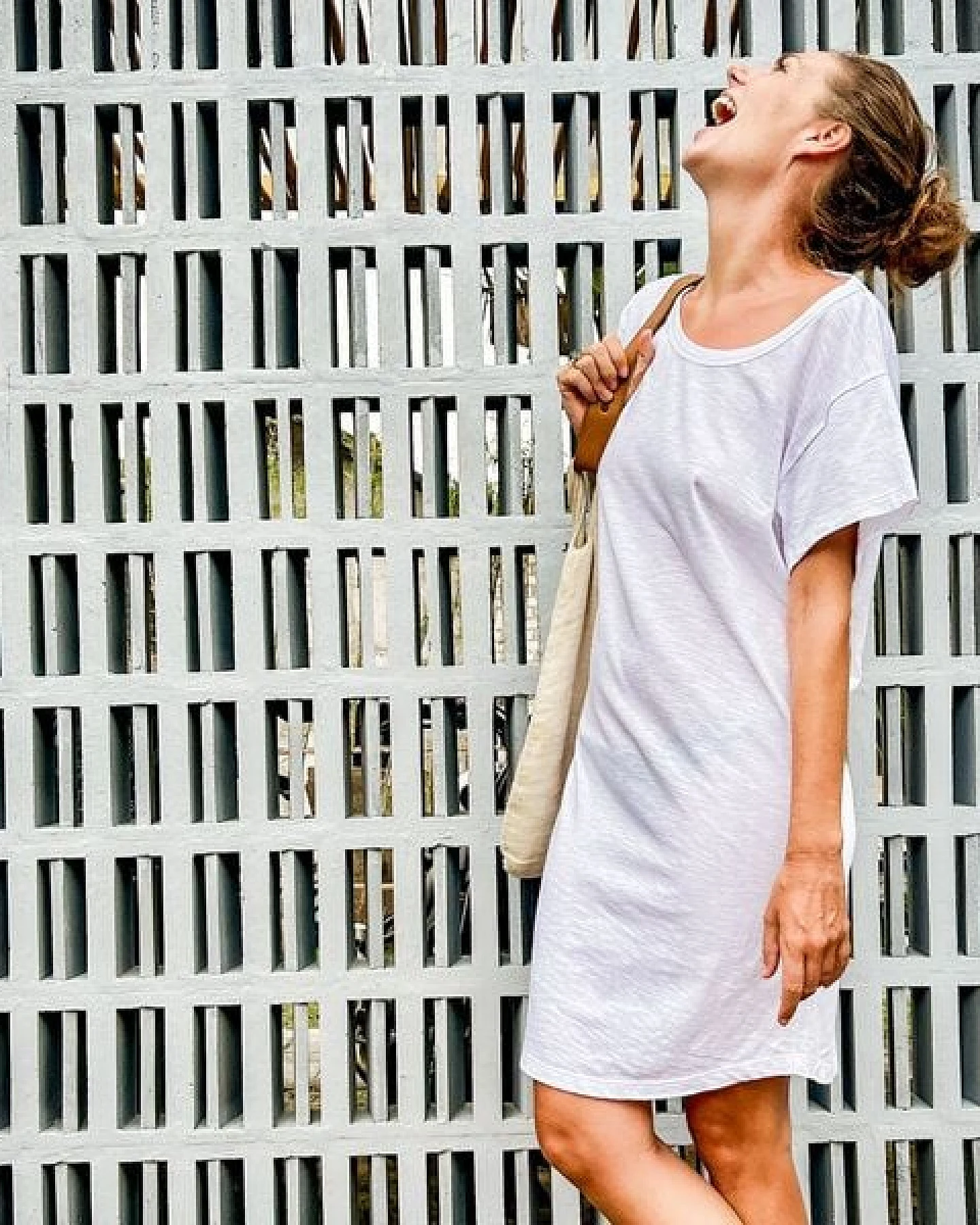 The Driftwood Tales Sommerkleid in Weiß und Blau mit tiefem Rückenausschnitt aus recyceltem T-Shirt-Stoff – Ansicht 4