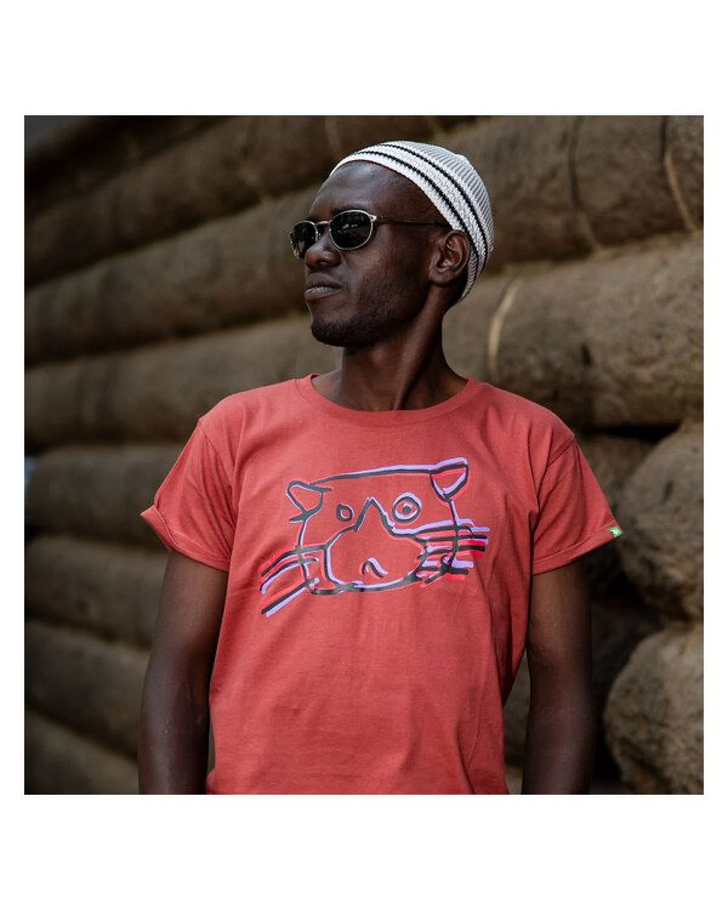 Kipepeo-Clothing Herren Print T-Shirt aus Bio-Baumwolle CAT Marsala. Handmade in Kenya – Ansicht 2