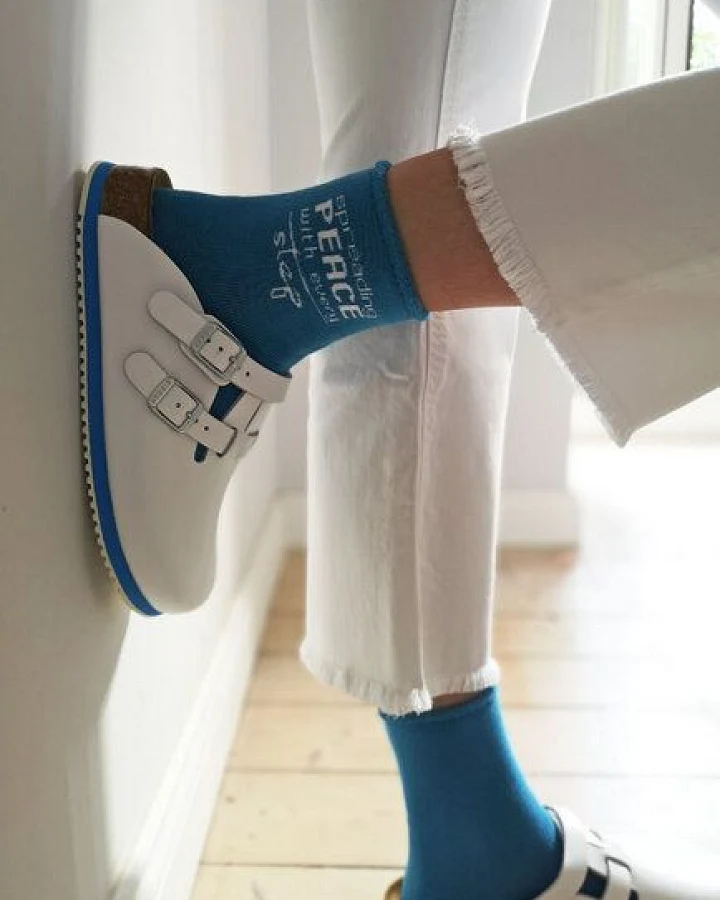 SPARKLES OF LIGHT SPREADING PEACE Unisex Plüschsocken aus Biobaumwolle