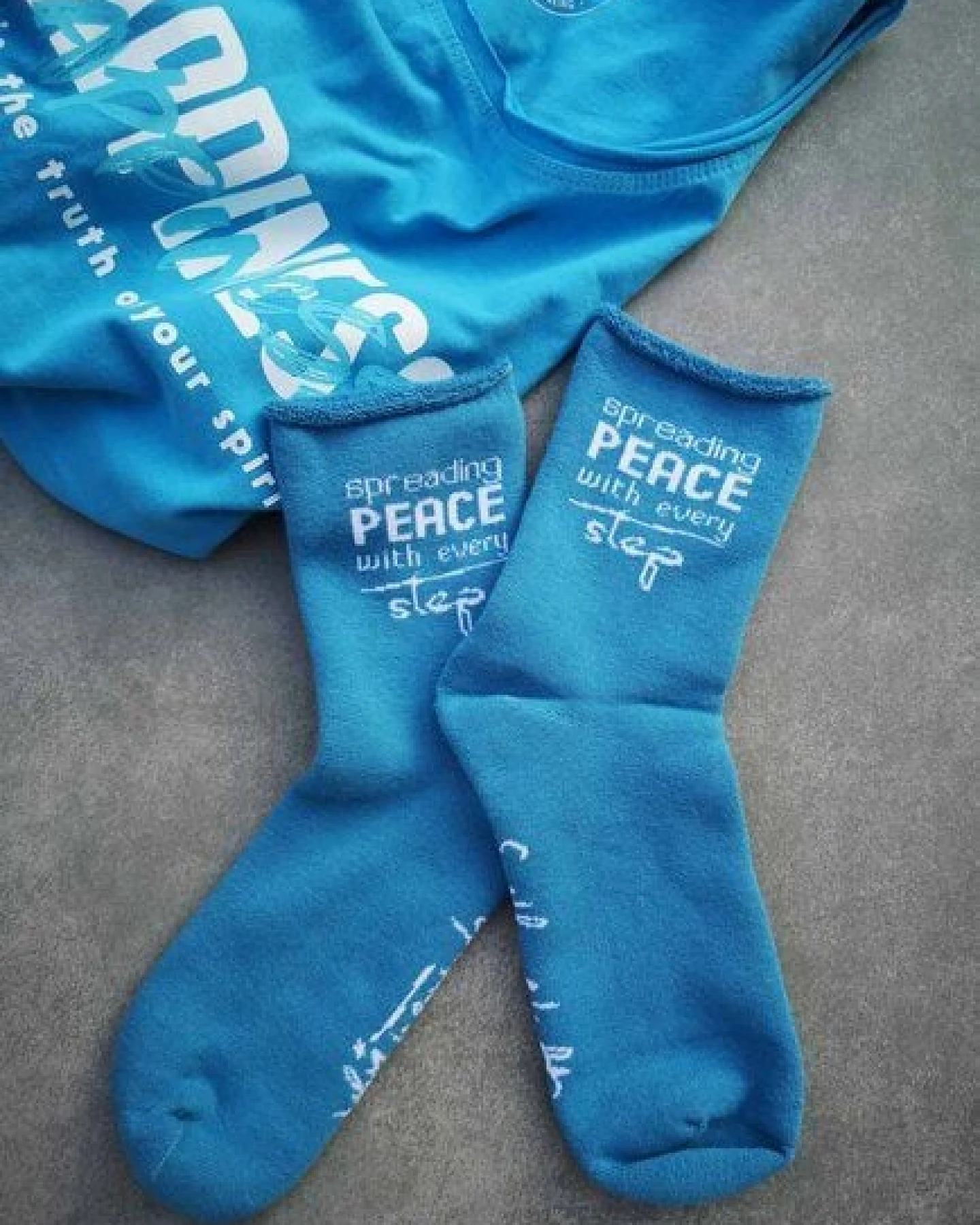 SPARKLES OF LIGHT SPREADING PEACE Unisex Plüschsocken aus Biobaumwolle – Ansicht 3