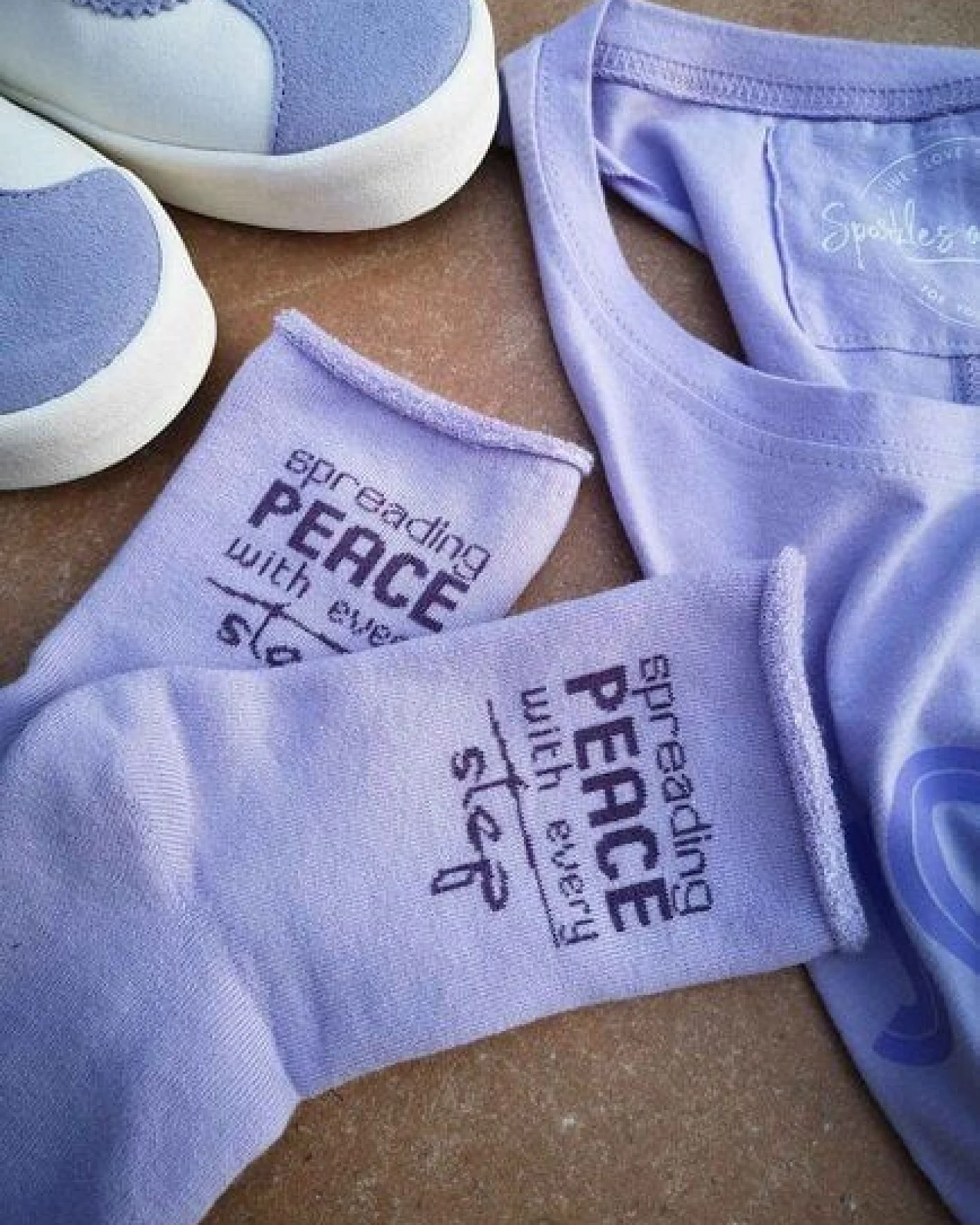 SPARKLES OF LIGHT SPREADING PEACE Unisex Plüschsocken aus Biobaumwolle – Ansicht 4