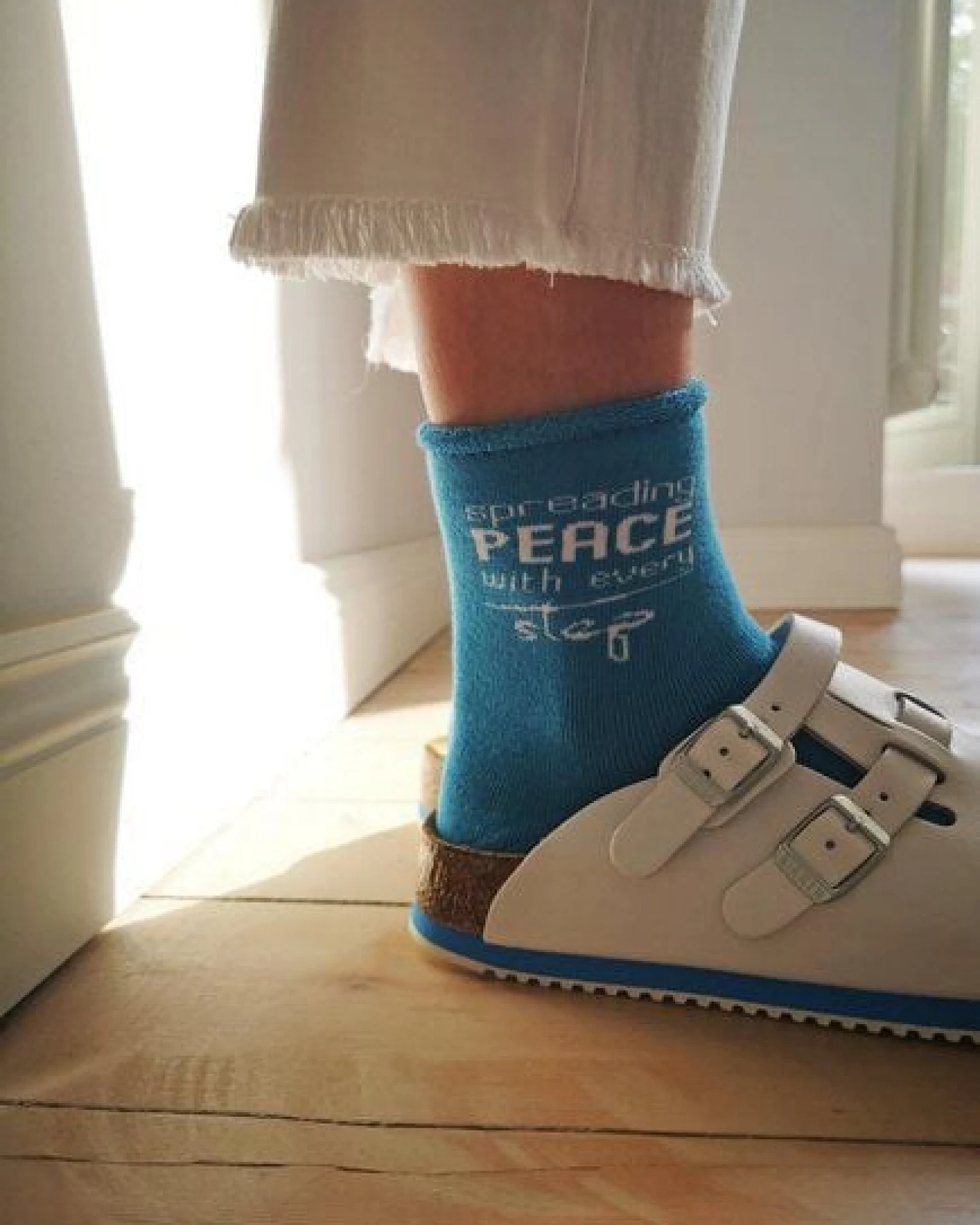 SPARKLES OF LIGHT SPREADING PEACE Unisex Plüschsocken aus Biobaumwolle – Ansicht 4