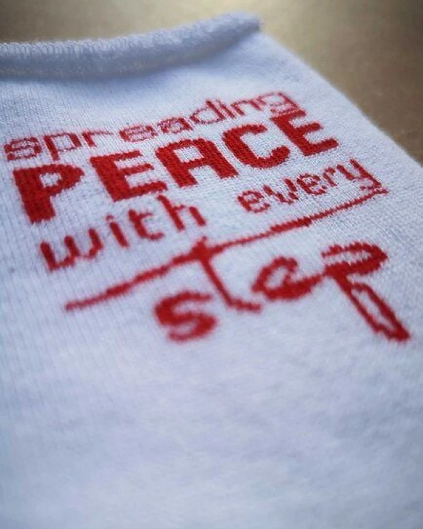 SPARKLES OF LIGHT SPREADING PEACE Unisex Plüschsocken aus Biobaumwolle – Ansicht 3