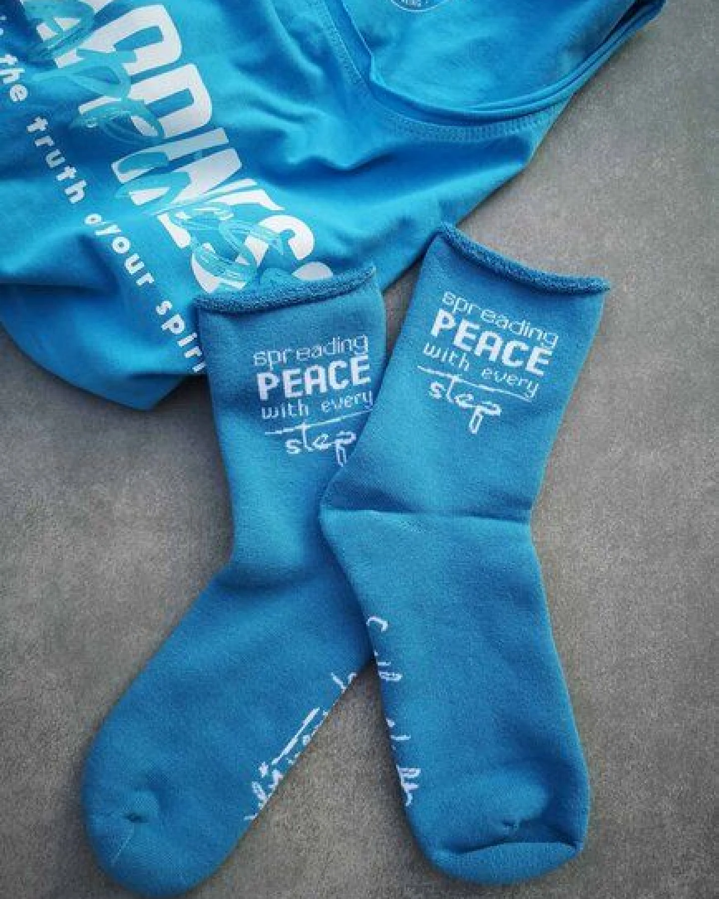 SPARKLES OF LIGHT SPREADING PEACE Unisex Plüschsocken aus Biobaumwolle – Ansicht 3