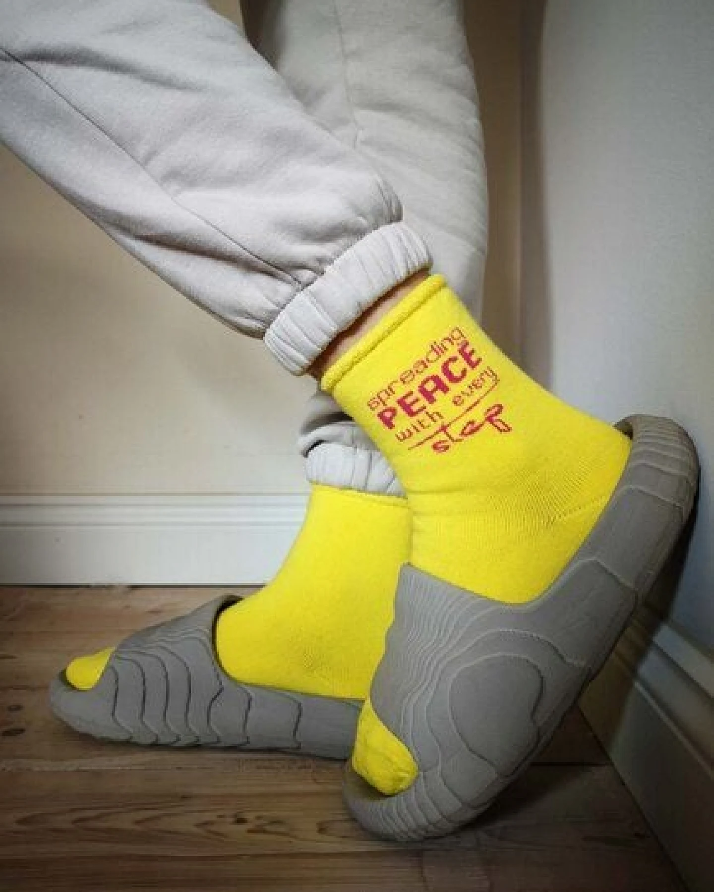SPARKLES OF LIGHT SPREADING PEACE Unisex Plüschsocken aus Biobaumwolle – Ansicht 3