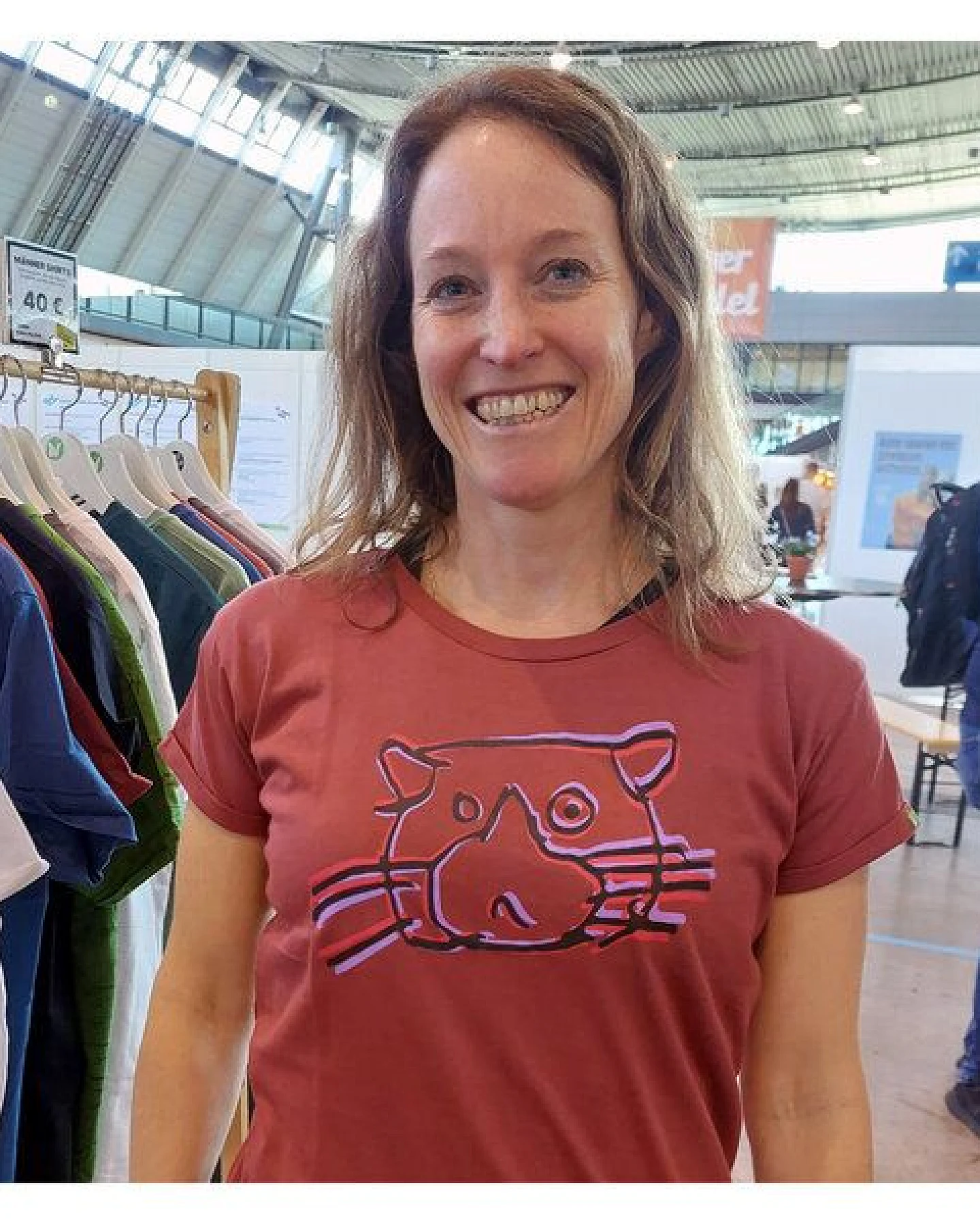 Kipepeo-Clothing Damen Print T-Shirt, Bio-Baumwolle CAT Marsala Rot. Handmade in Kenya – Ansicht 3