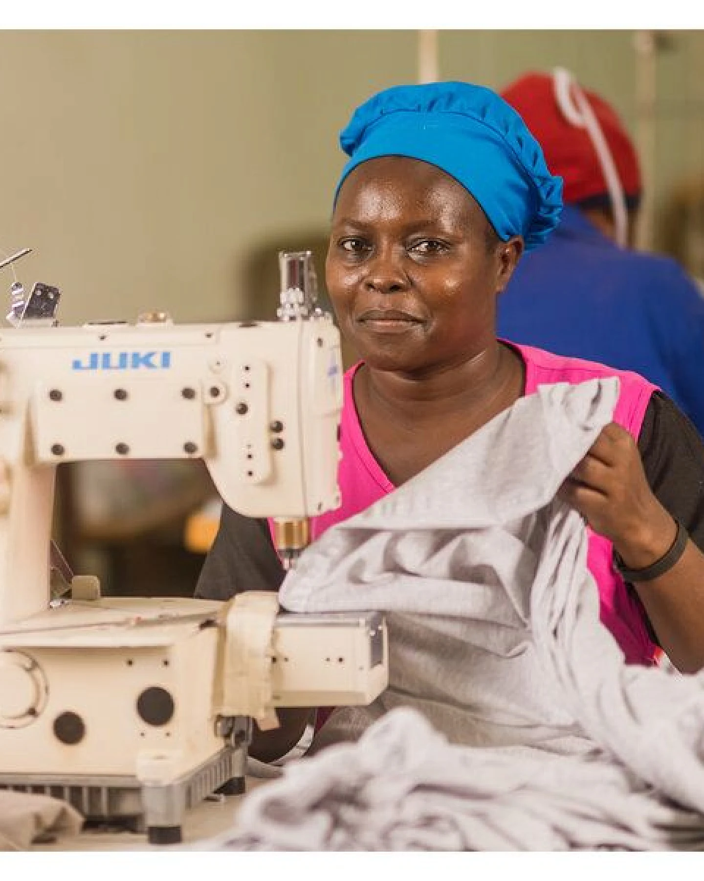 Kipepeo-Clothing Damen Print T-Shirt, Bio-Baumwolle CAT Marsala Rot. Handmade in Kenya – Ansicht 4
