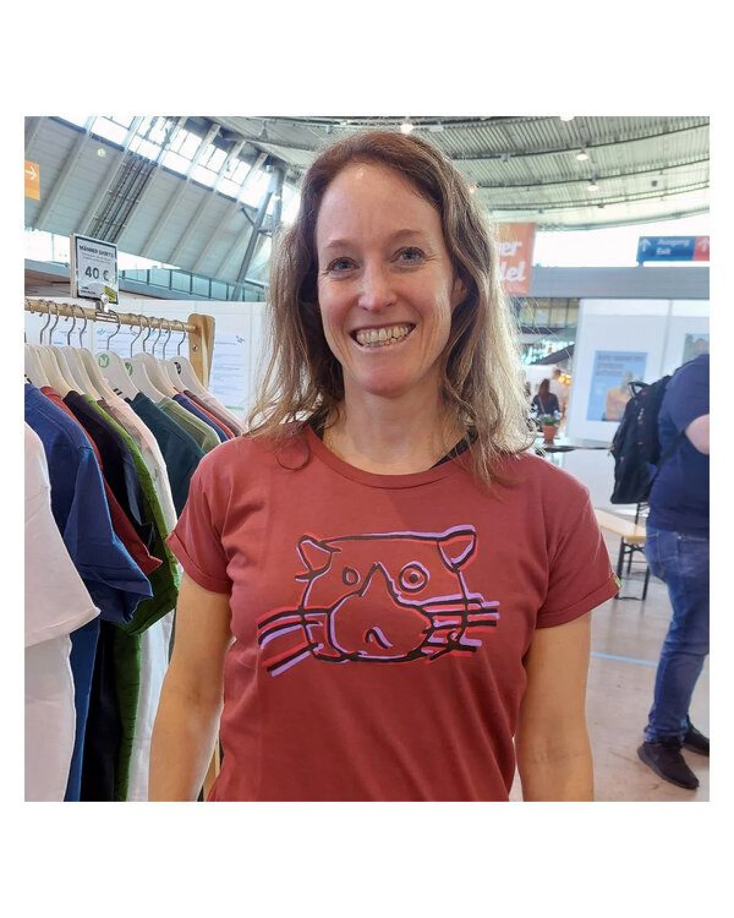 Kipepeo-Clothing Damen Print T-Shirt CAT Marsala Rot. Handmade in Kenya – Ansicht 3