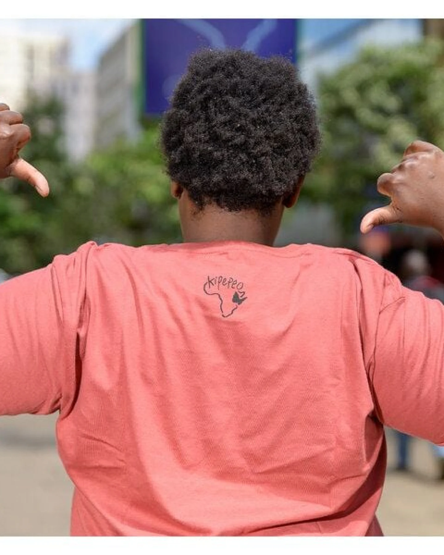 Kipepeo-Clothing Damen Print T-Shirt, Bio-Baumwolle CAT Marsala Rot. Handmade in Kenya – Ansicht 2