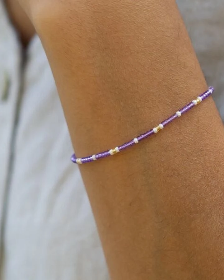 juni Zartes Perlenarmband "Leyla" in Lavendel-Lila mit goldenen Highlights