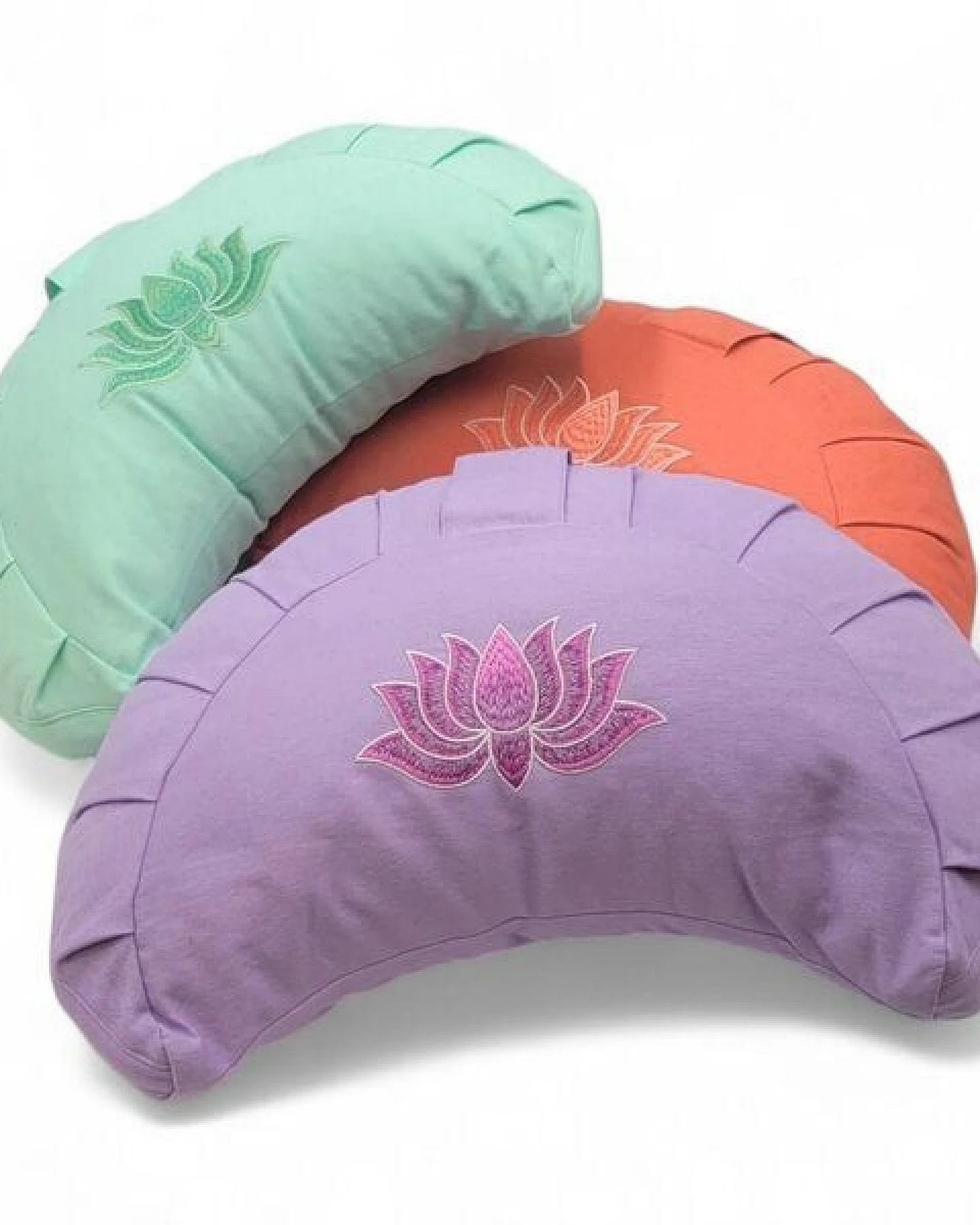 BAGHI Meditationskissen Halbmond pastellige Farben Lotus Bestickung - aus Bio-Baumwolle kbA zertifiziert Sitzhöhe 14 cm – Ansicht 2