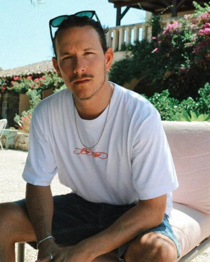 hey hey - Script Tee