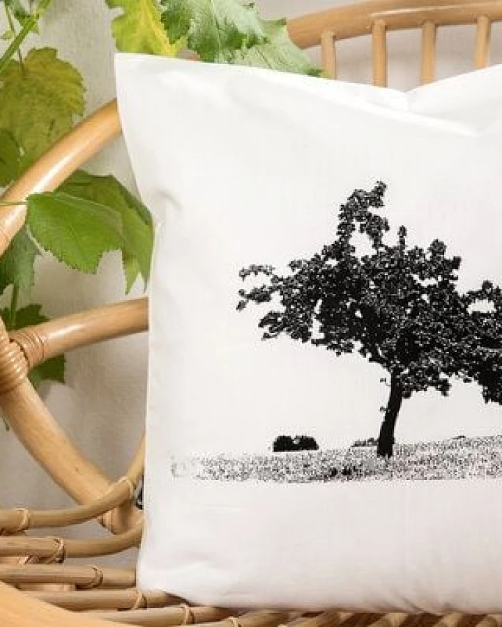 Hirschkind Bio-Kissenbezug 'Apfelbaum' weiß mit schwarzem Druck 40*40 cm