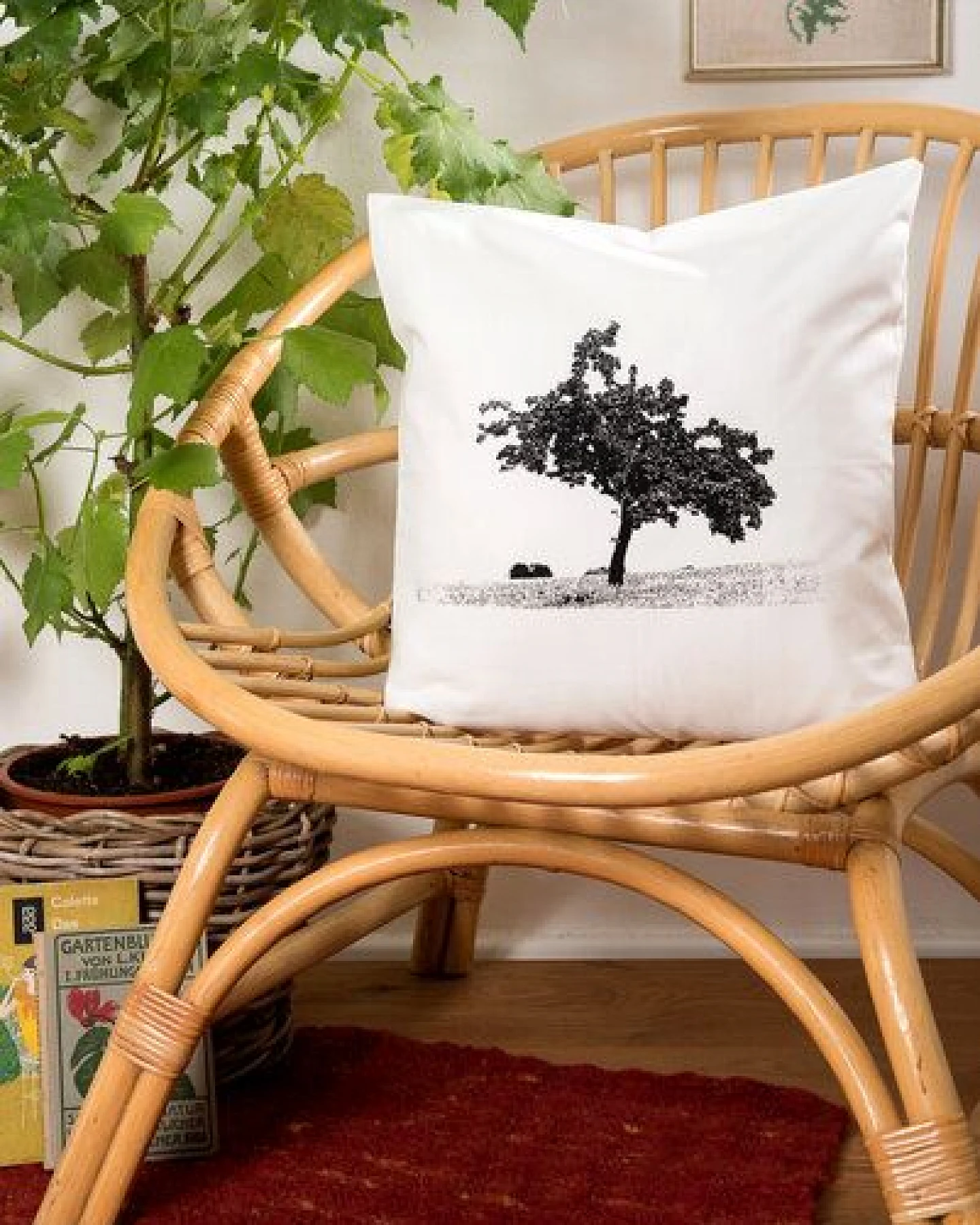 Hirschkind Bio-Kissenbezug 'Apfelbaum' weiß mit schwarzem Druck 40*40 cm – Ansicht 2
