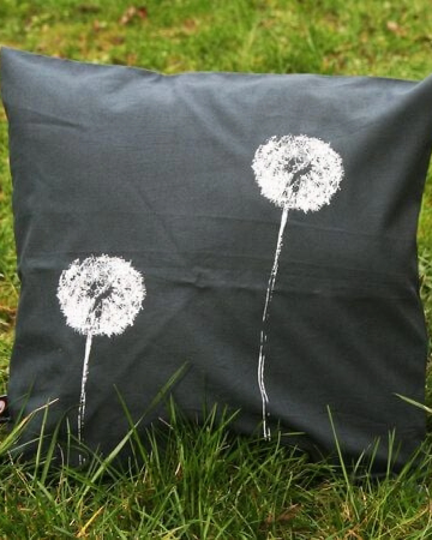 Hirschkind Bio-Kissenbezug 'Pusteblumen' dunkelgrau 40x40cm – Ansicht 4
