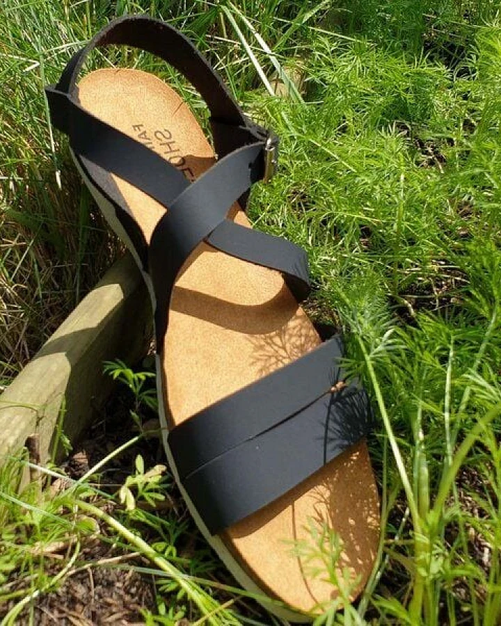 Fairticken CARVELA vegane Riemen-Sandale aus "NoBuck"