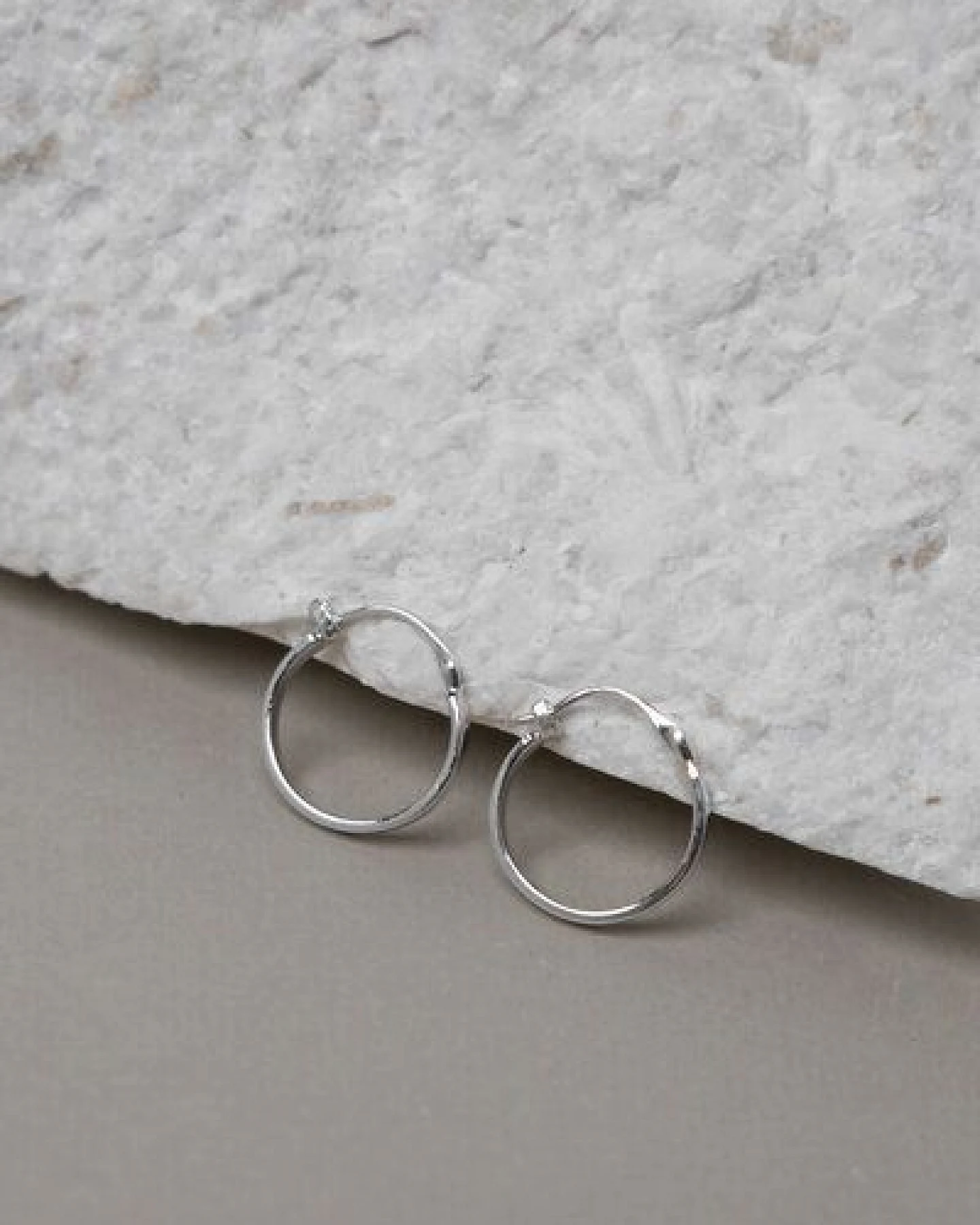Jyoti - Fair Works Creolen Chhota Messing/ Silber – Ansicht 3